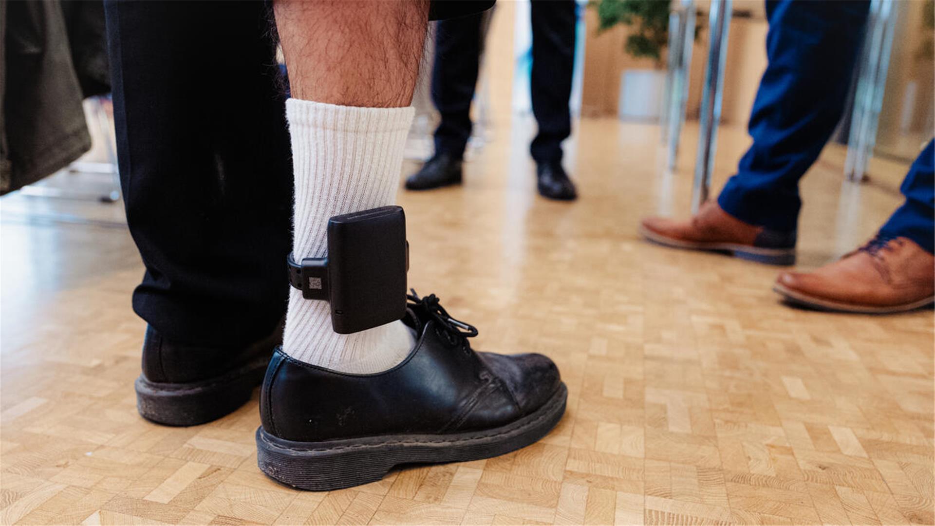 Angesichts des Ausmaßes von Gewalt gegen Frauen in Deutschland bekräftigt der Weiße Ring seine Forderung zur Einführung elektronischer Fußfesseln nach spanischem Vorbild bei häuslicher Gewalt.