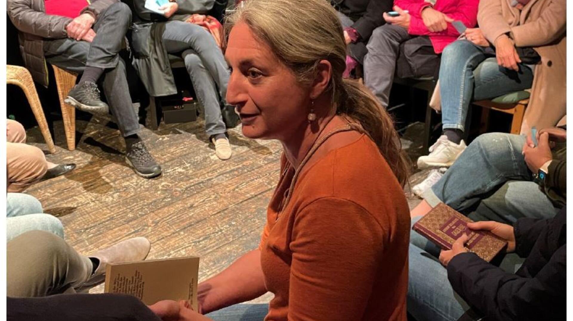 Anja Kleinhans gelang es mit ihrem intensiven Spiel, sich ihrem Publikum nicht nur zu nähern, sondern es in besonderer Form auch aktiv mit in das Stück einzubeziehen.