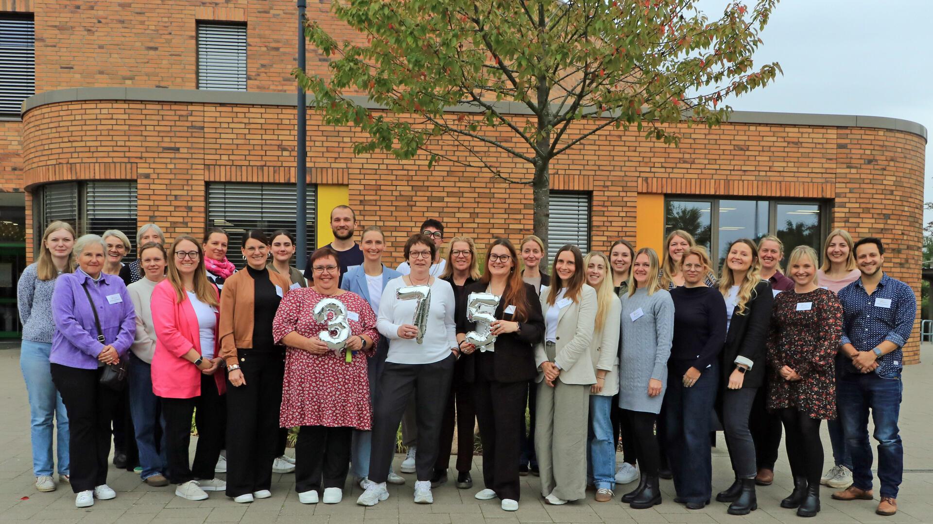 Anke Reinert (Mitte) und ihr Team stehen für eine moderne und offene Schulgemeinschaft, die sich den alltäglichen Herausforderungen mit aller Kraft und Freude stellt.