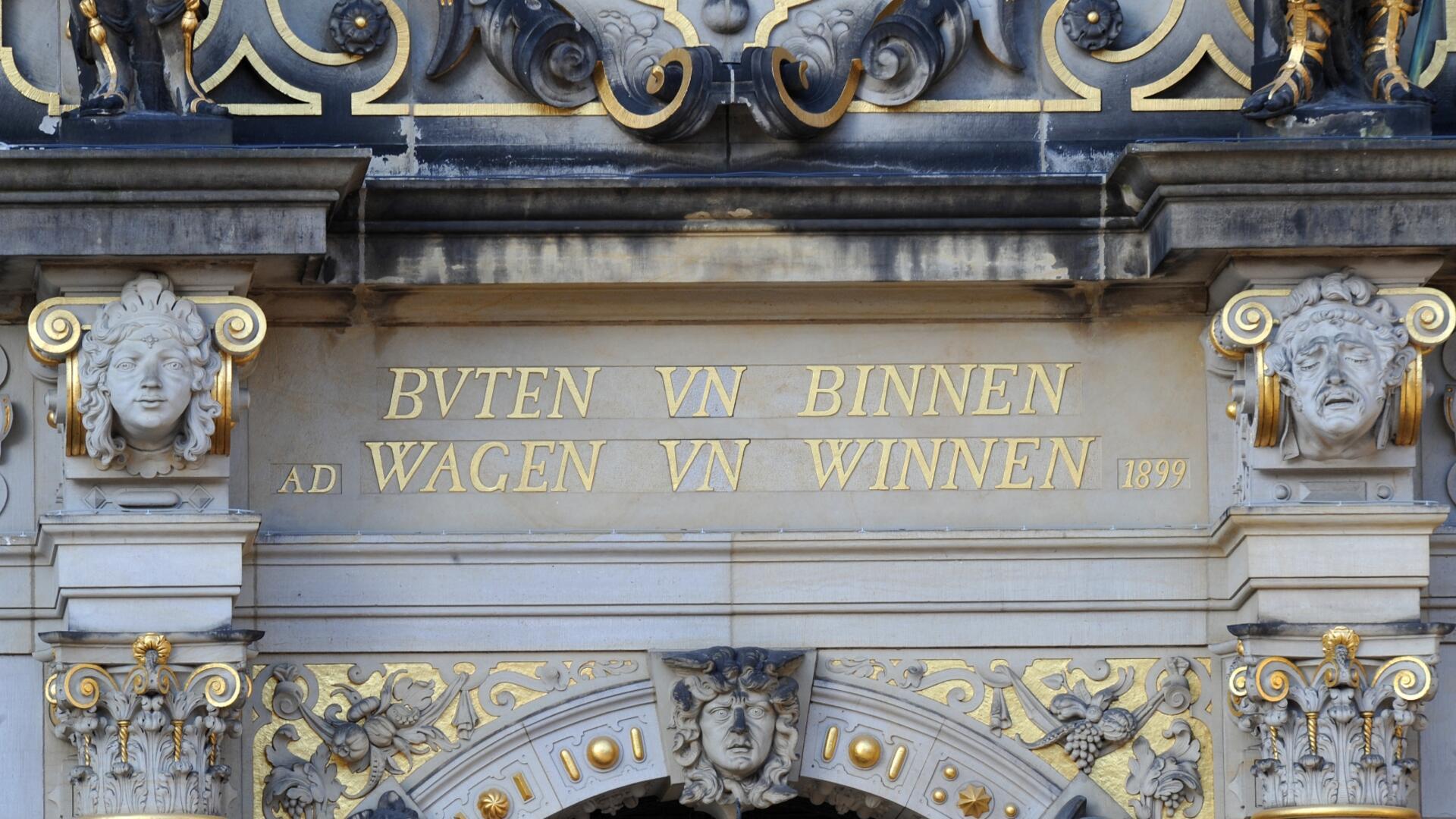 Der Wahlspruch "Buten un Binnen, Wagen un Winnen" steht über dem Portal des Haus Schütting in Bremen