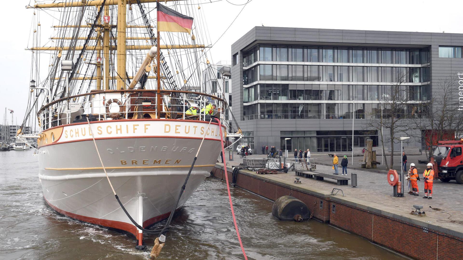 Schiff legt an Kaje an. 