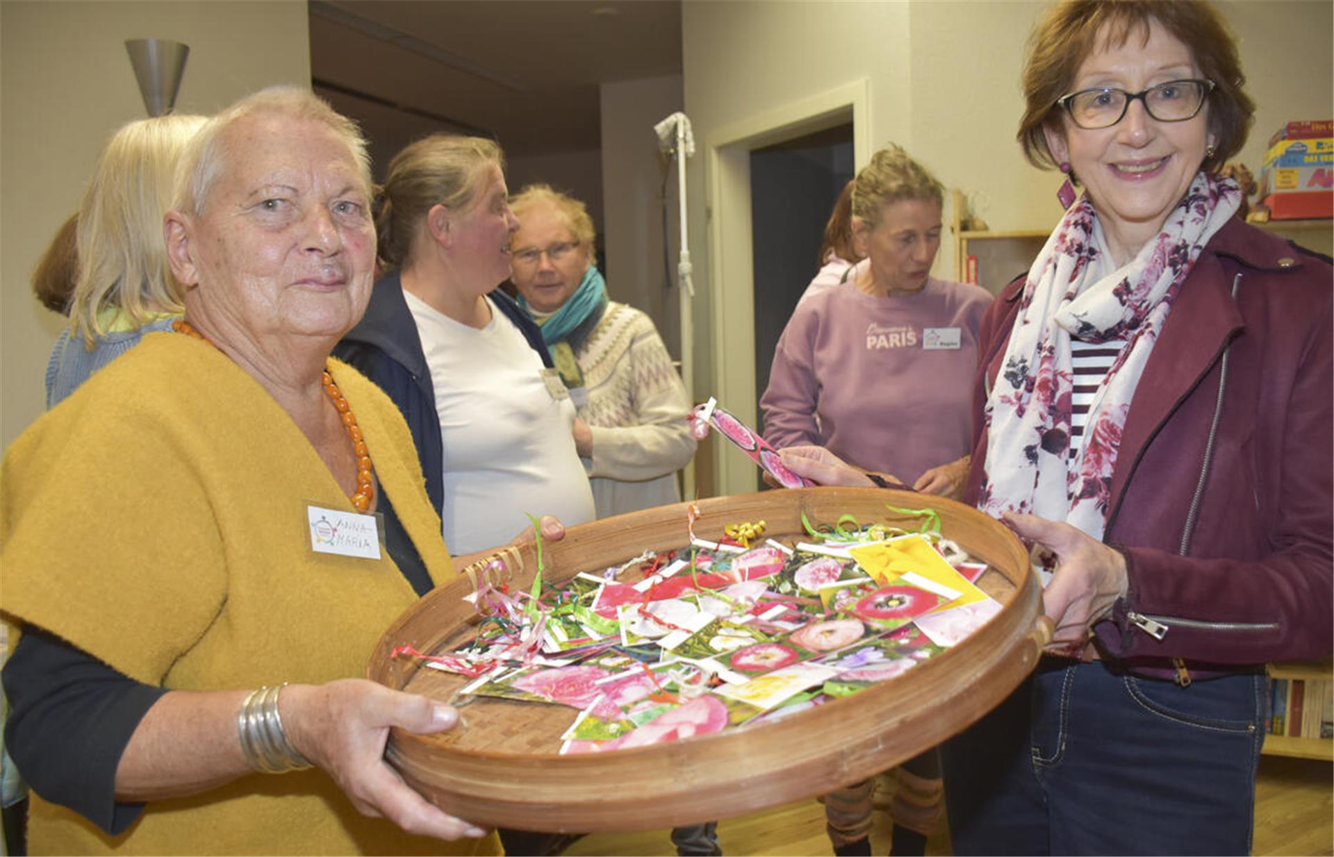 Anna-Maria von Appen (links) und die Frauen des „FrauenZimmers“ freuten sich bei der Ausstellungseröffnung über die große Resonanz. Rechts im Bild Johanna Meeske von der Koordinierungsstelle Frauen und Wirtschaft im Landkreis Rotenburg. 