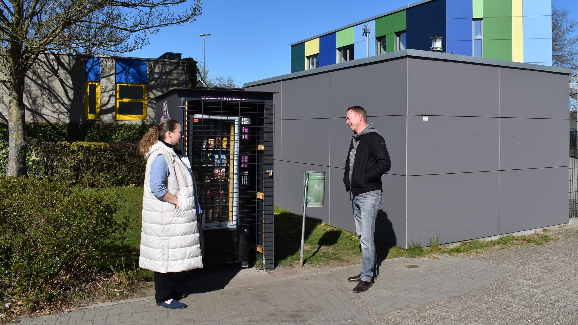 Eine Mutter und ein Vater am Snackautomaten