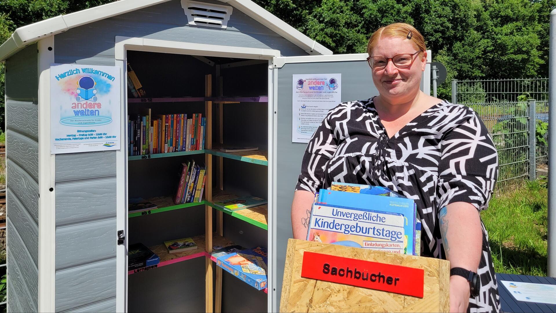 Anna Robertson hat auf dem Nordholzer Bahnhofsgelände einen Kinderbücherschrank aufgestellt.
