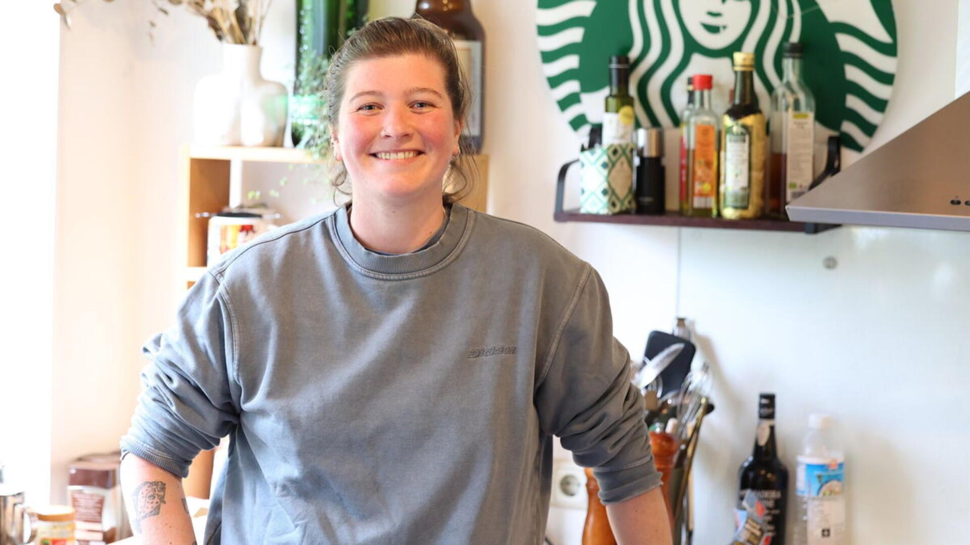 "The Taste"-Teilnehmerin Anne Brandes steht in ihrer Küche und guckt in die Kamera.