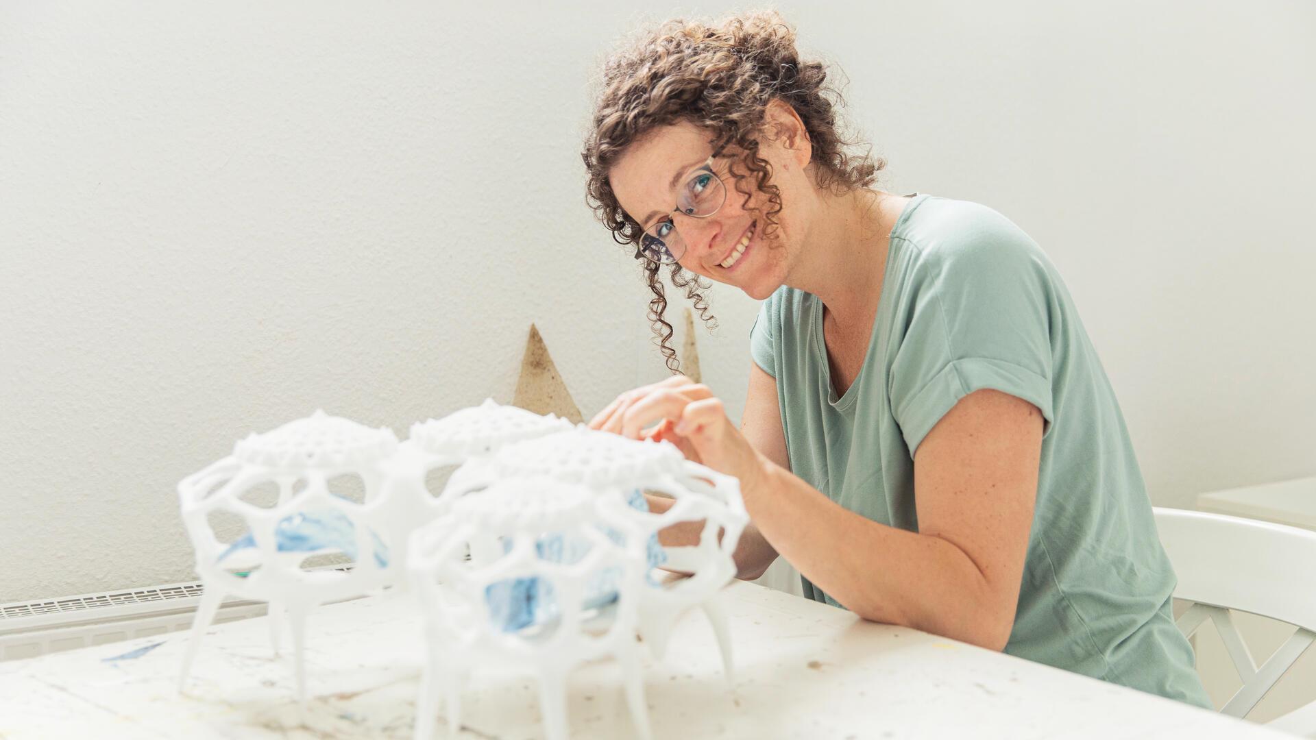 Anne-Theresa Wittmann, die seit Jahren in Dresden lebt, faszinierte in Bremerhaven das Leben unter Wasser, vor allem Kieselalgen und Strahlentierchen haben es ihr angetan. In diesem Objekt verbindet sie beide Arten.
