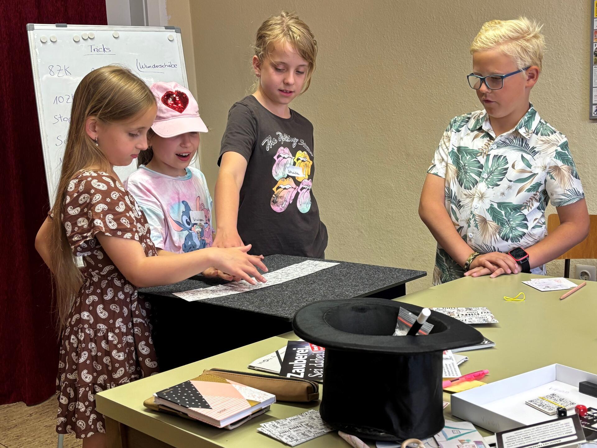 Annika, Vivian, Louisa, Louis (von links) und die anderen Kinder proben für ihren großen Auftritt bei der Zaubershow im Jugendtreff.