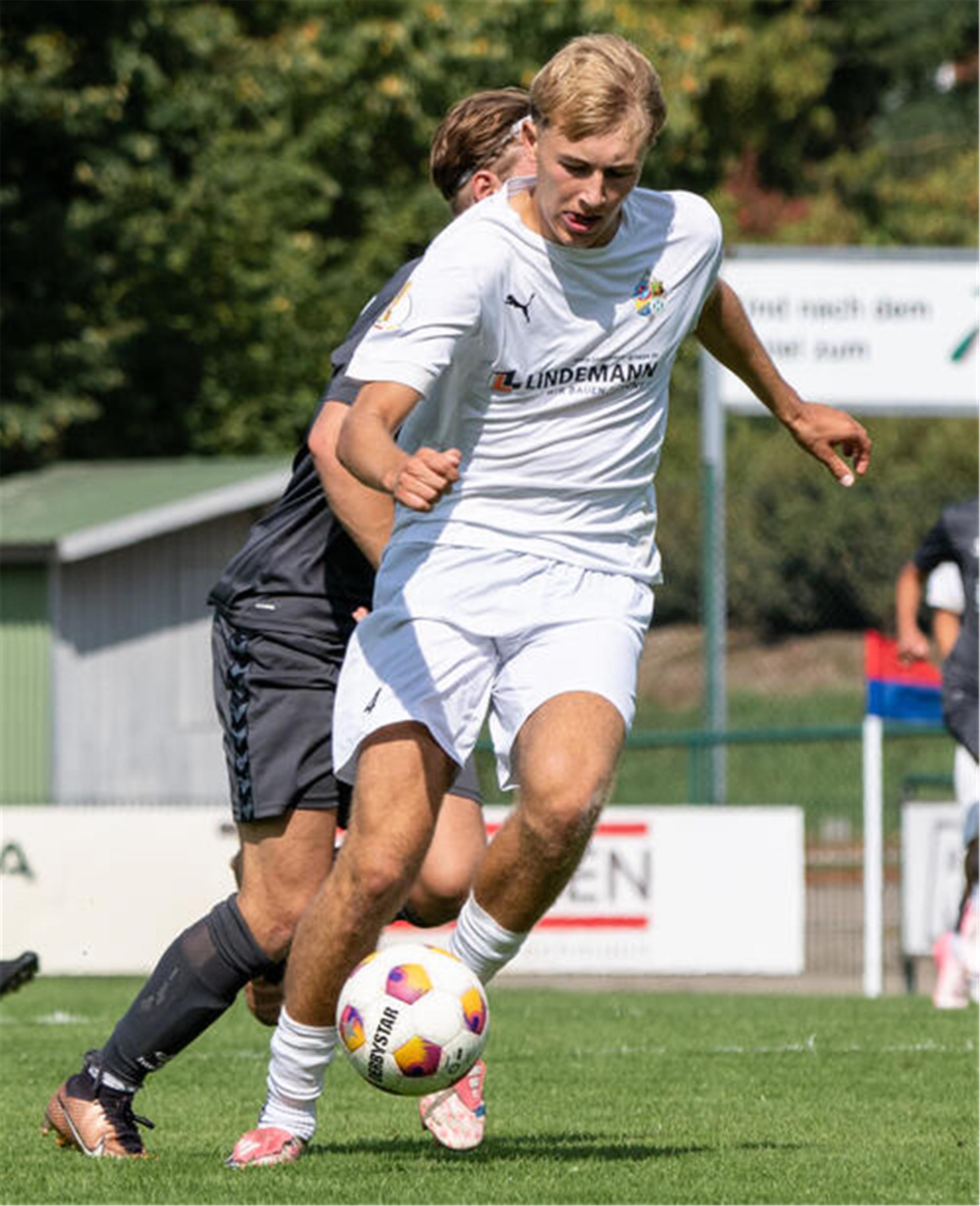 U19 A/O/B/H/Heeslingen verliert 2:3 gegen acht Spieler des JFV Bremen Anton Beer traf und scheiterte vom Elfmeterpunkt.