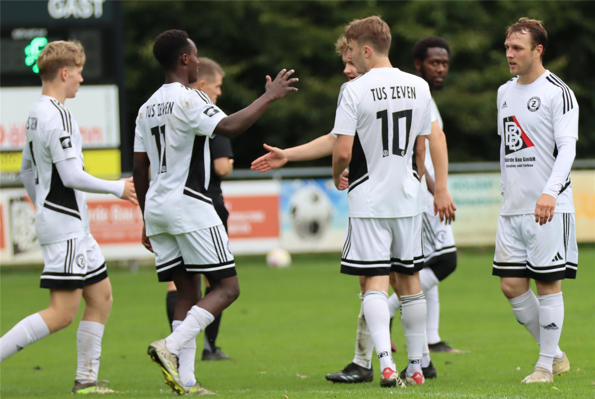Armel Arakaza (Nummer 11) erzielte das 4:0, Christian Sterz (rechts) das 1:0 und das 6:0 für Zeven.