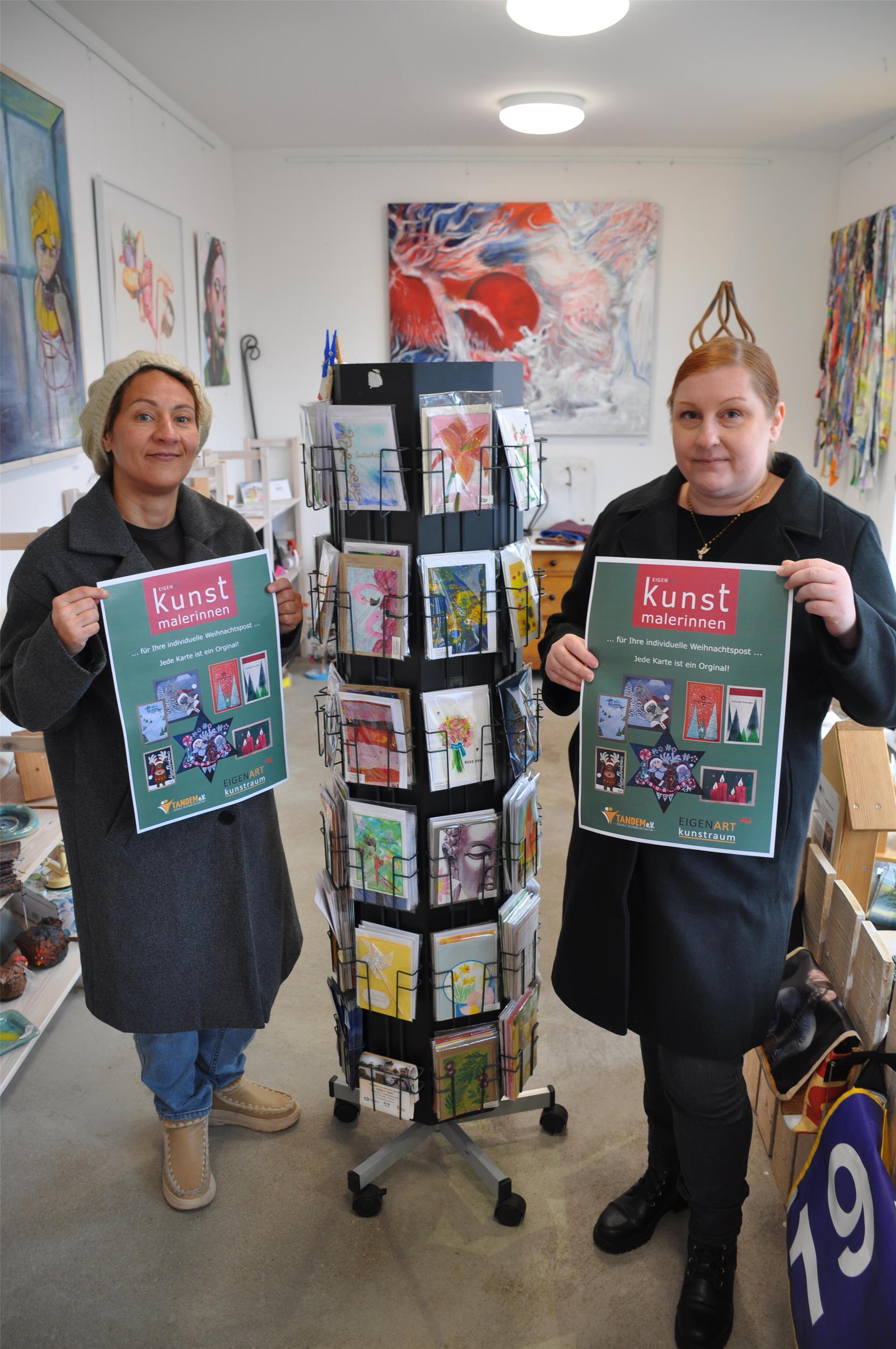 Assia Bouraada (links) und Tanja Ahlhorn sorgen im Rahmen des „EigenArt"-Kunstmalerinnen-Projektes dafür, dass jede Postkarte "ein Original" ist.
