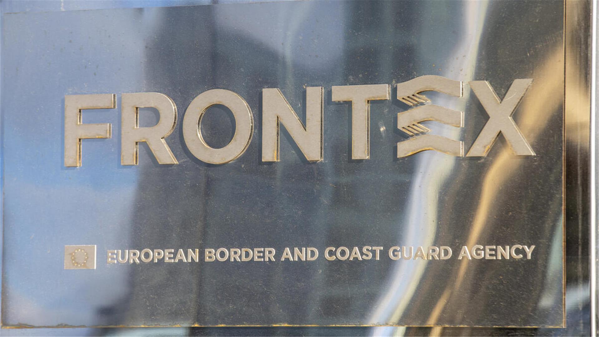 Schild mit Aufschrift „Frontex“.