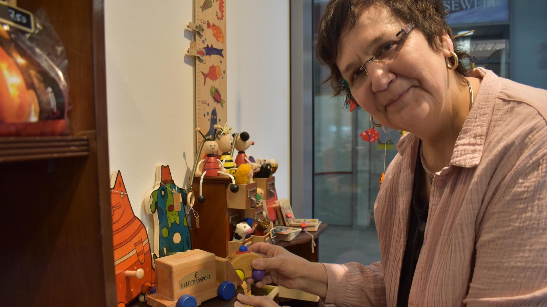 Frau mit Holzspielzeug