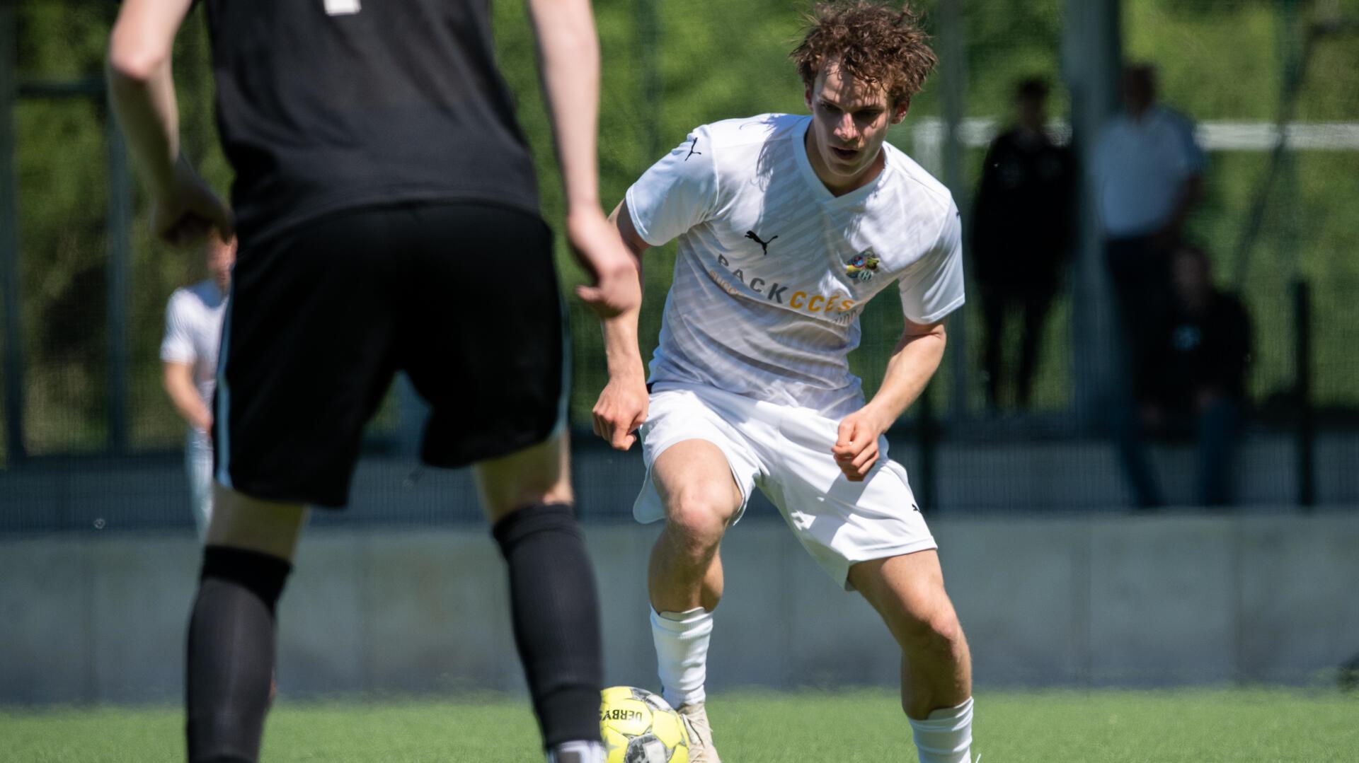 Ein Mann im weißen Trikot