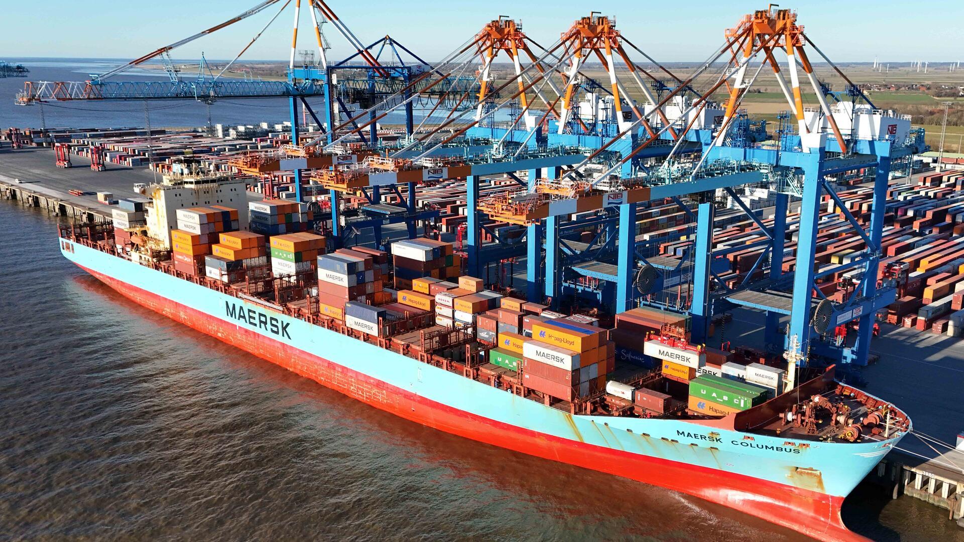 Containerschiff wird im Hafen entladen 