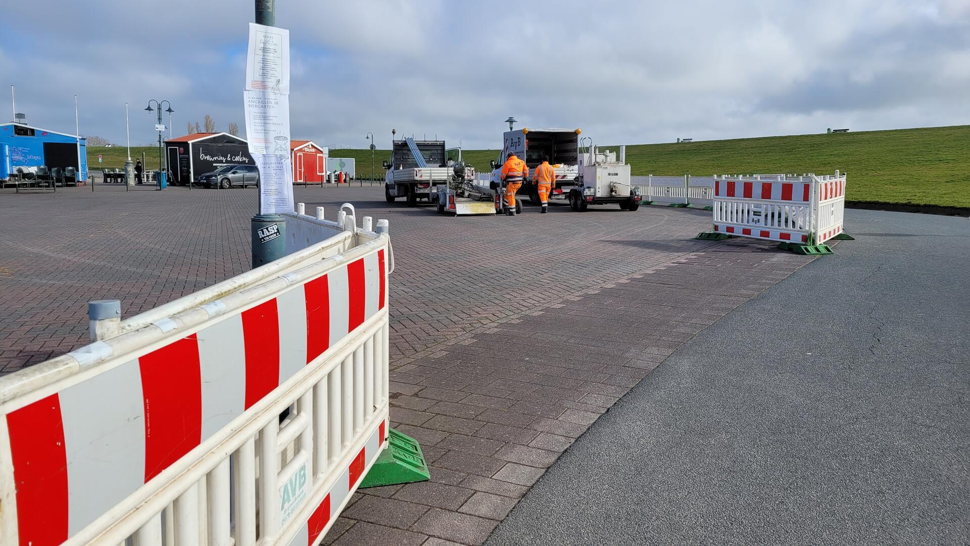 Wremen: Auffälliger als früher weist die Gemeinde jetzt auf den – kostenfreien – Großparkplatz hinter dem Wremer Deich hin.