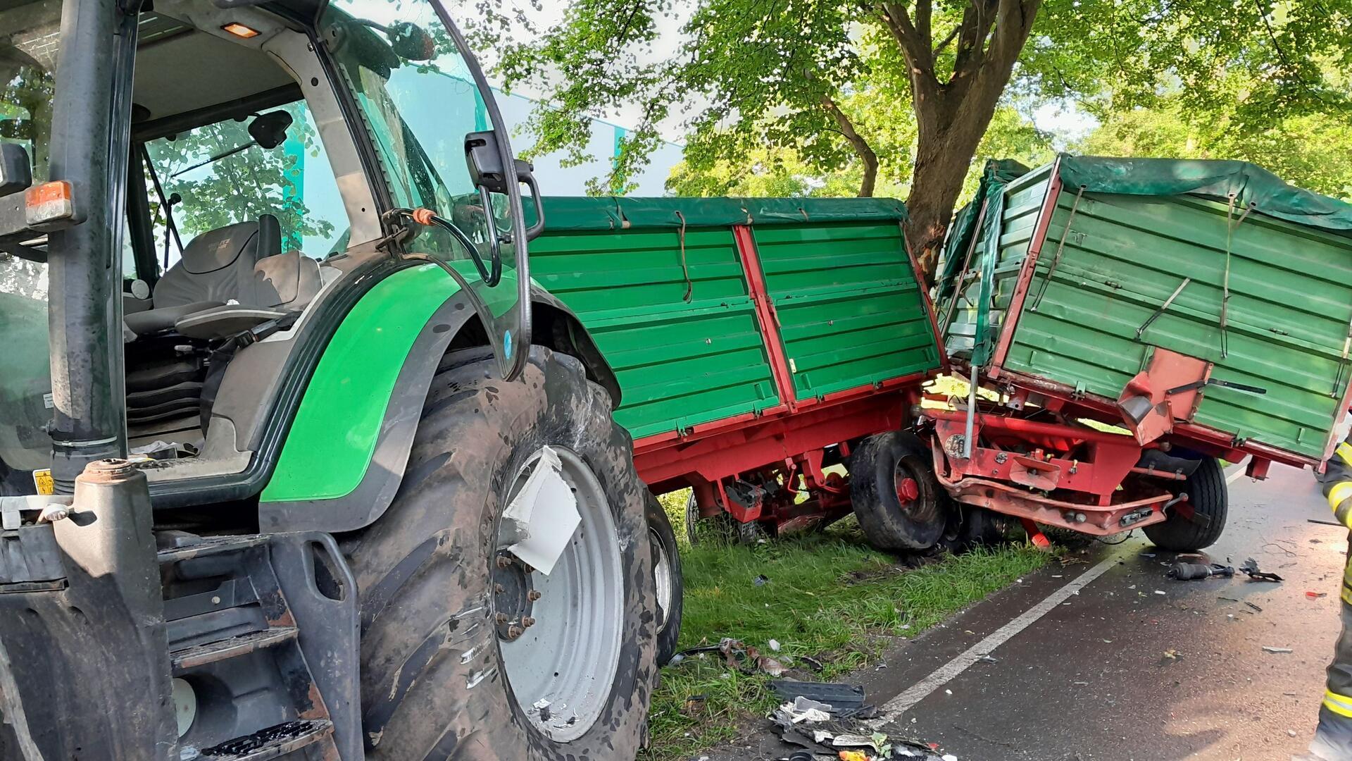 Ein beschädigter Traktor. Auch der Fahrer dieses Traktors musste ins Krankenhaus gebracht werden.