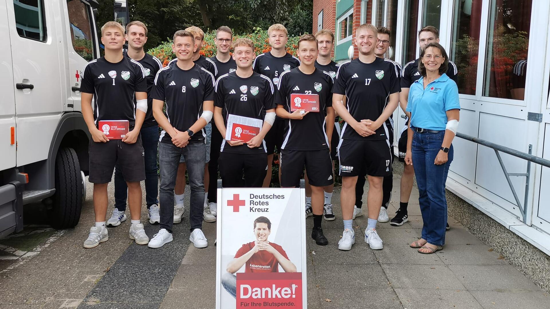 Gruppenfoto einer Fußballmannschaft bei einem Blutspendetermin. Auch der SV Ippensen/Wohnste folgte geschlossen dem Aufruf und spendete in Klein Meckelsen. Dort betreute Martina Wichern das Blutspendeteam.