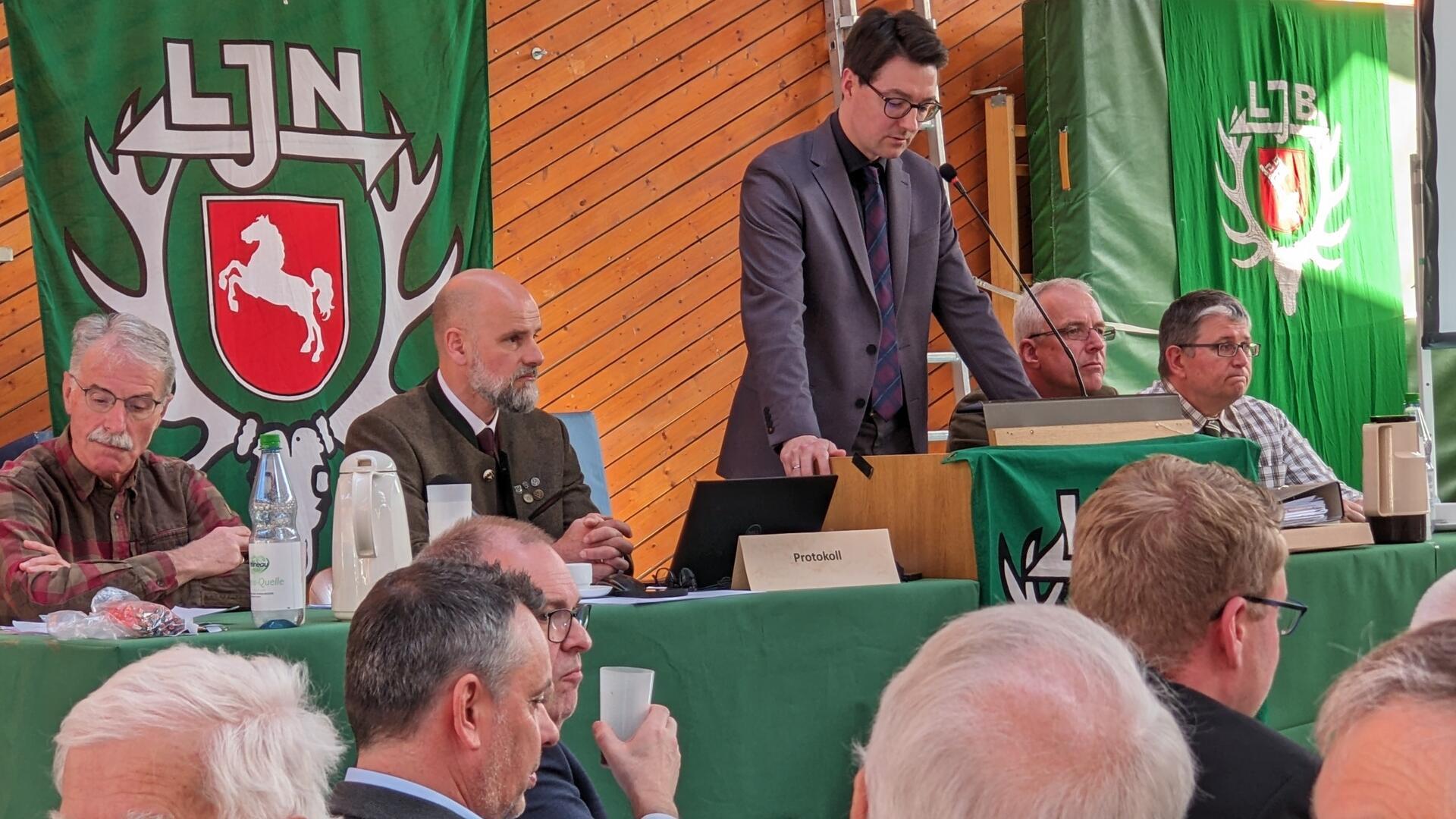 Auch der neue Bundestagsabgeordnete Christoph Frauenpreiß (CDU) sprach Grußworte beim Jägertag in Nesse und dokumentierte sein Interesse an regionalen Geschehnissen.