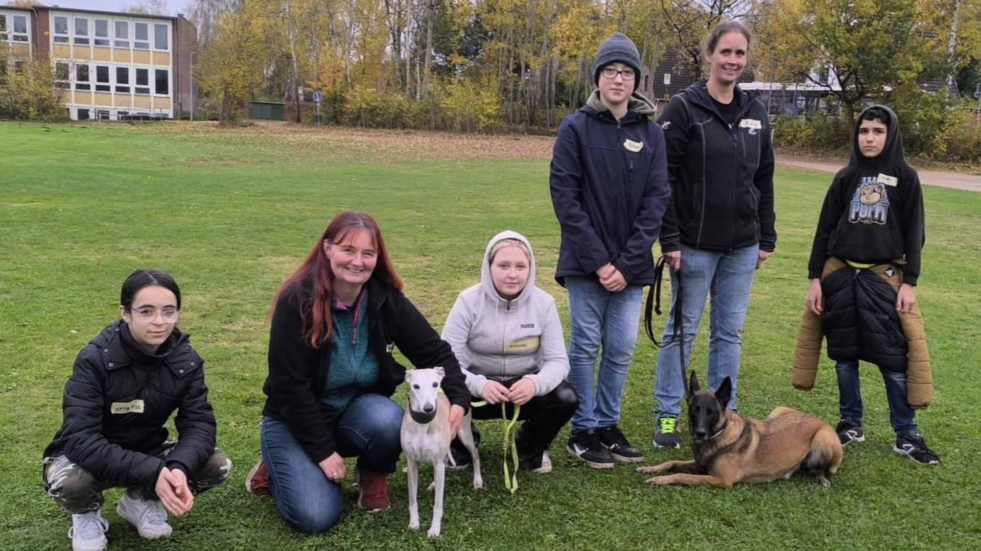 Auch die „Hundeschule S-B-T Nord“ aus Basdahl kam in die Bremervörder Schule, um den Schülerinnen und Schülern den richtigen Umgang mit Hunden näherzubringen. 