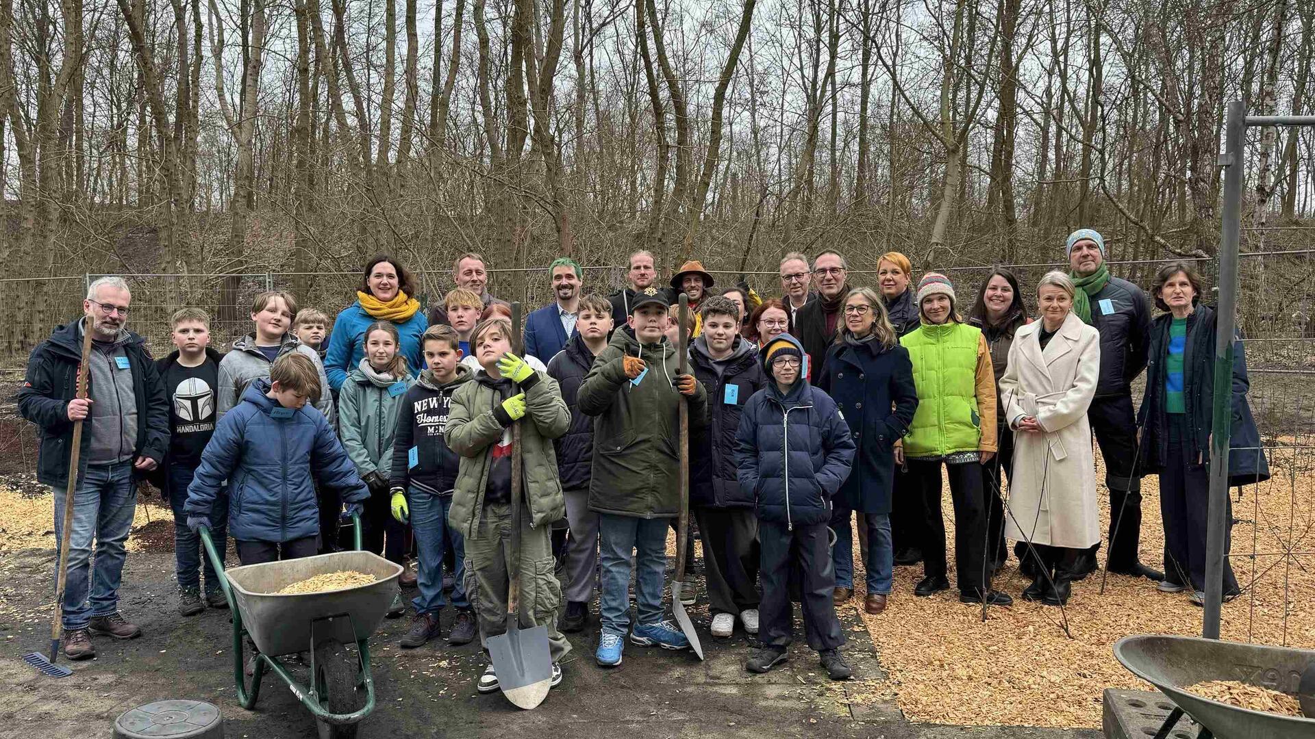 Auch die Schülerinnen und Schüler der Gaußschule II packten beim Pflanzen ihres Schulgartens zu gern mit an.