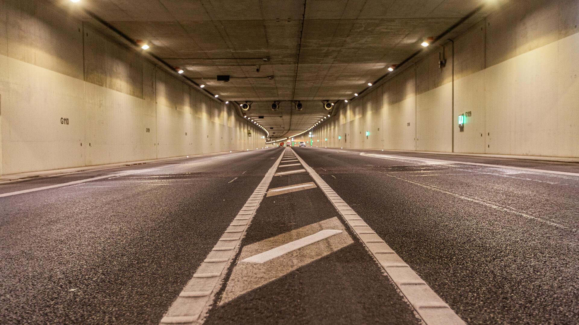 Mittellinie im leeren Tunnel.