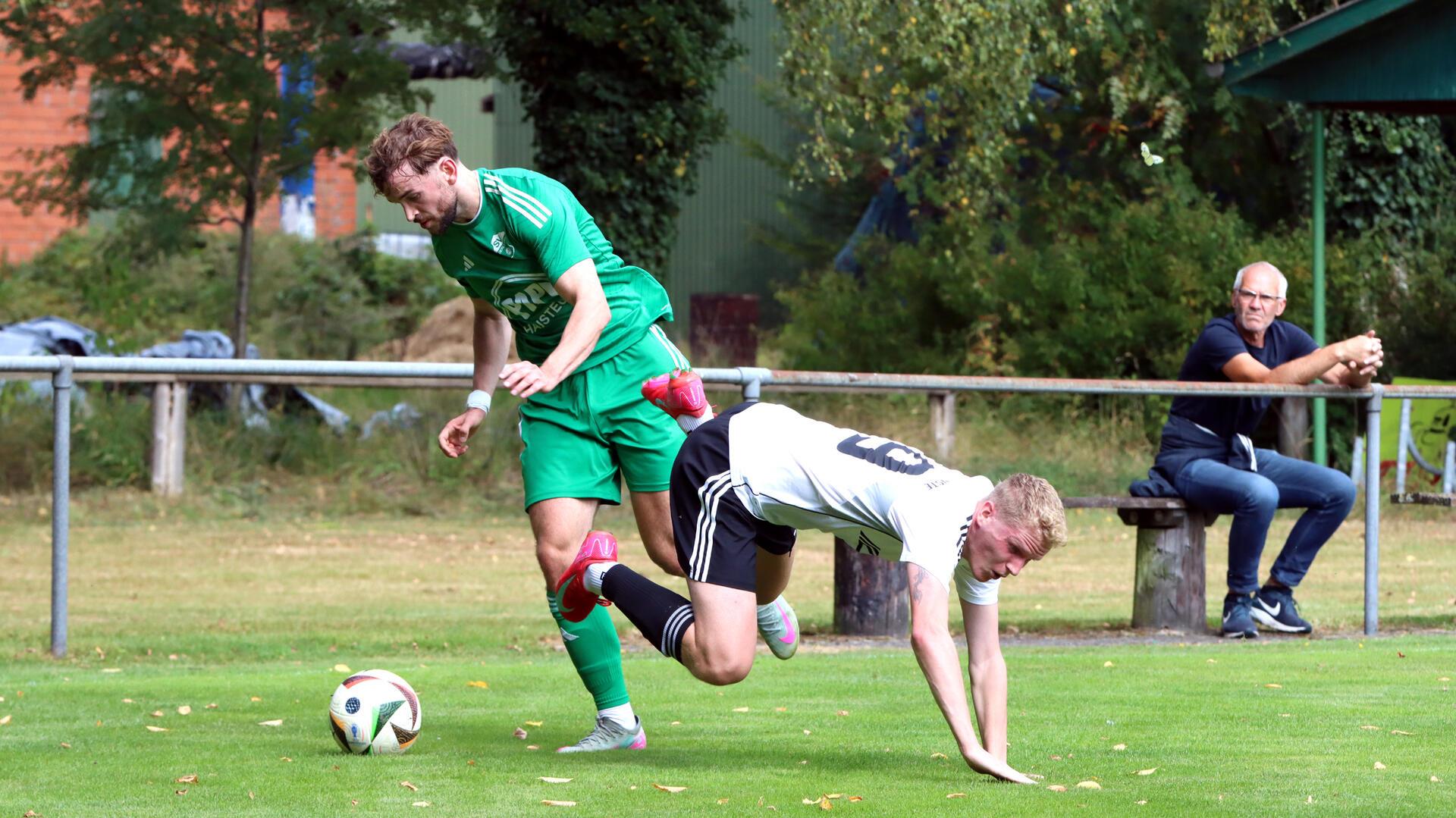 Auch gegen den Ball war Torjäger Brian Müller präsent, hier gegen SV-Stürmer Cedric Meyer. Der Anderlinger stellte mit dem 2:1 die Weichen auf Sieg.
