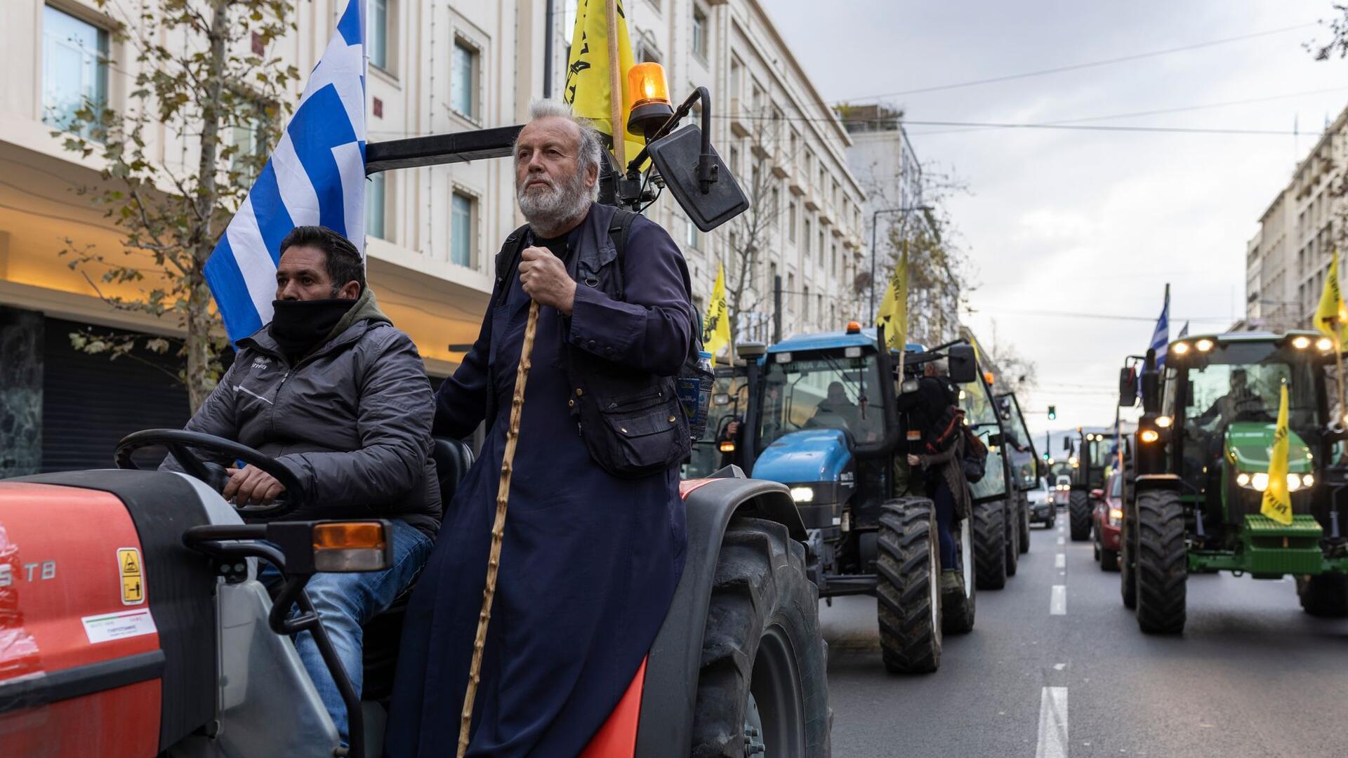 Bilder des Tages Auch in Griechenland demonstrieren die Landwirte und kommen dafür mit ihren Treckern bis nach Athen. Sie fordern niedrigere Treibstoff- und Düngemittelpreise und geringere Stromkosten.