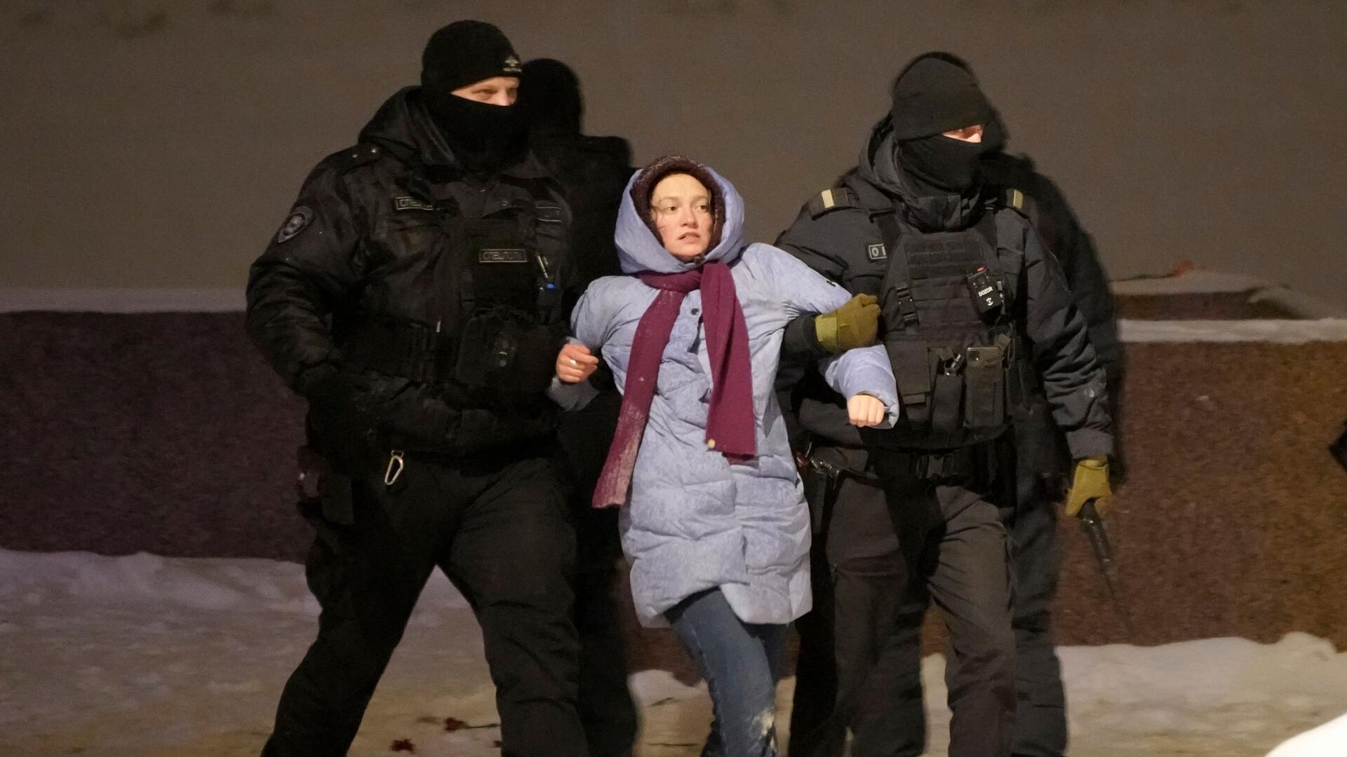 Hunderte Festnahmen bei Gedenken für Nawalny Auch in St. Petersburg wurden Menschen festgenommen, die Blumen für Nawalny niedergelegt hatten.