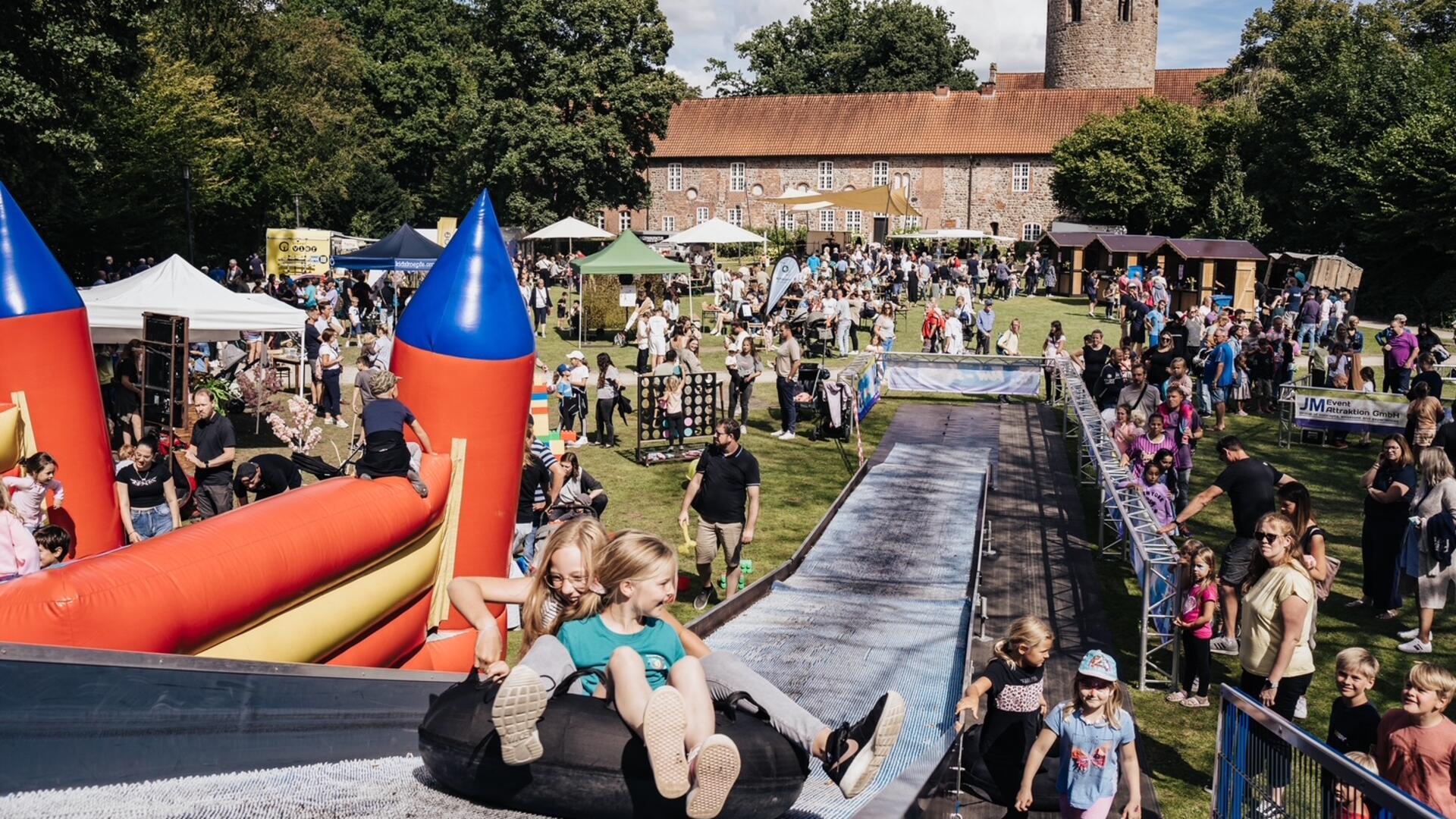 Kinder auf einer Gummiring-Rutsche auf dem Zevener Kultursommer