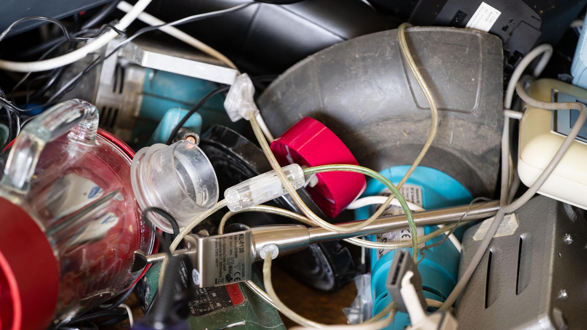 Auch kleine Elektrogeräte werden bei der mobilen Schadstoffsammlung entgegen genommen.