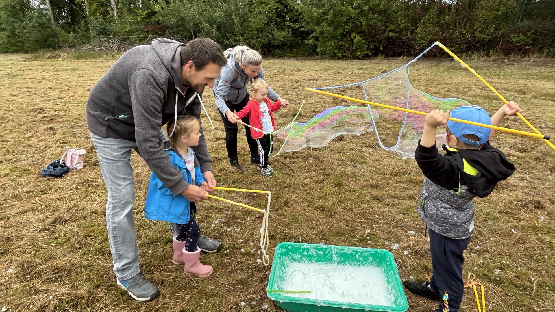 Kinder machen große Seifenblasen