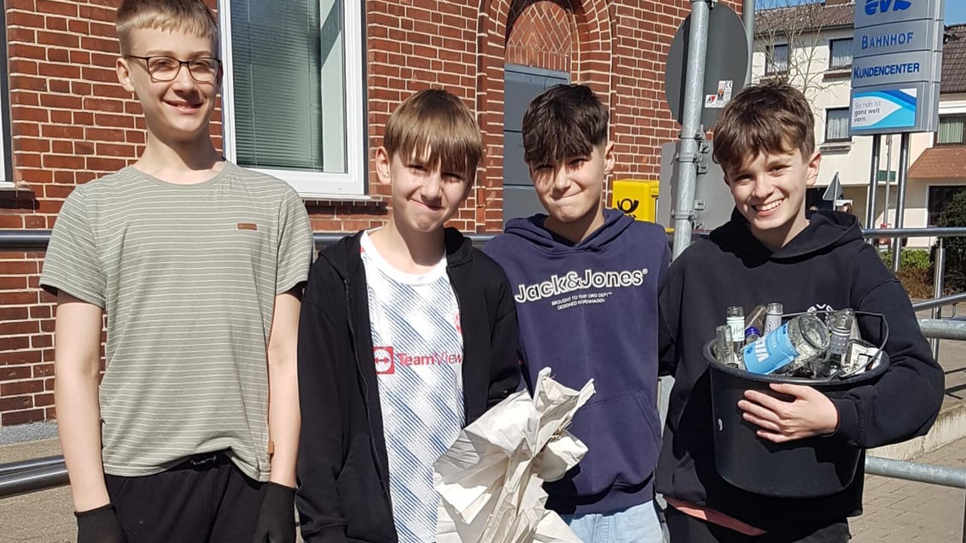 Auch rund um den Bahnhof fanden die Realschüler eine Menge Müll. 