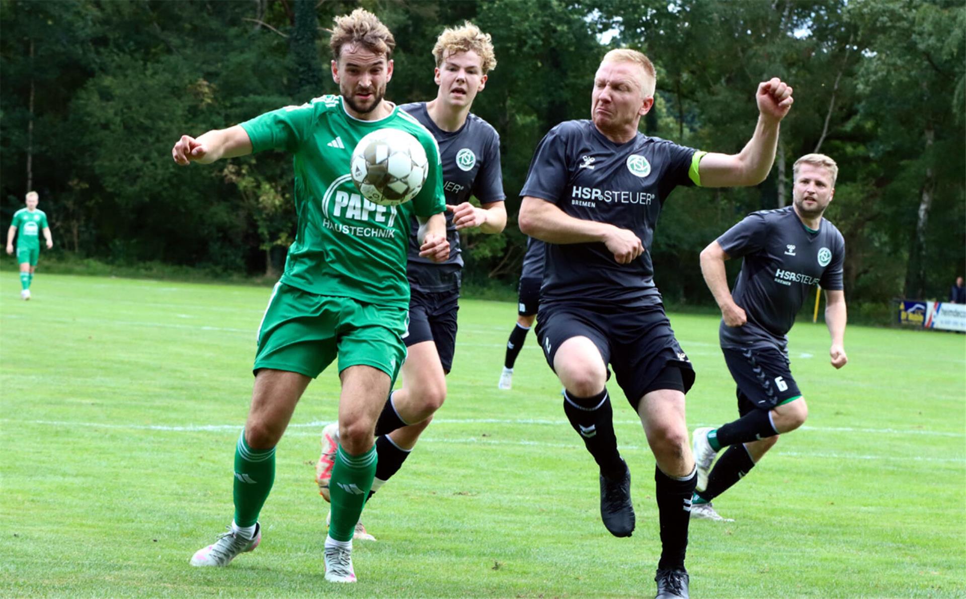 Auf Brian Müller (links) ist Verlass. Der Torjäger machte gleich zwei Buden, sicherte mit dem Tor zum 3:3 einen Punkt.