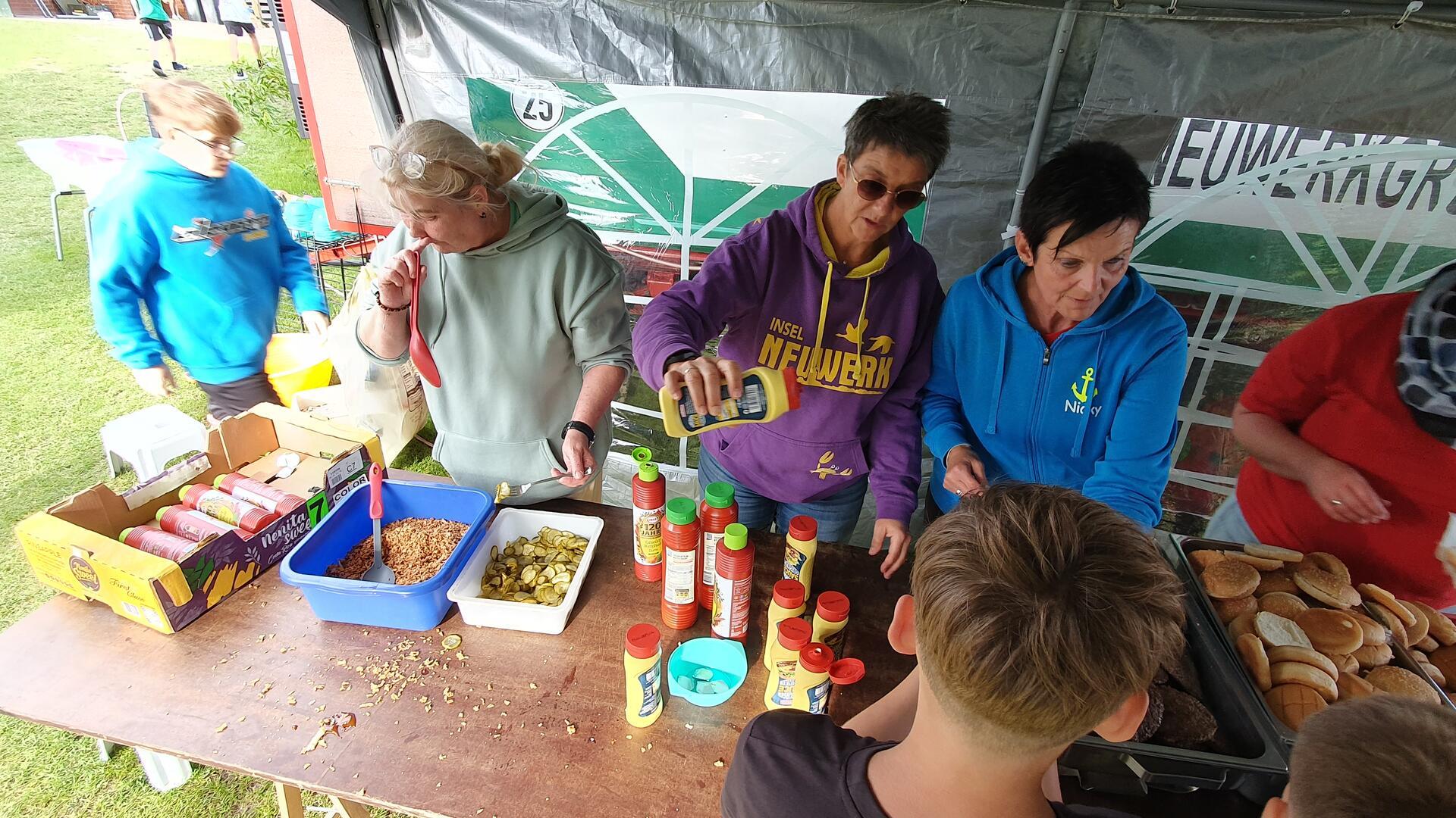 Auf das Küchenteam des TSV-Neuwerk-Camps ist bei jedem Wetter Verlass.