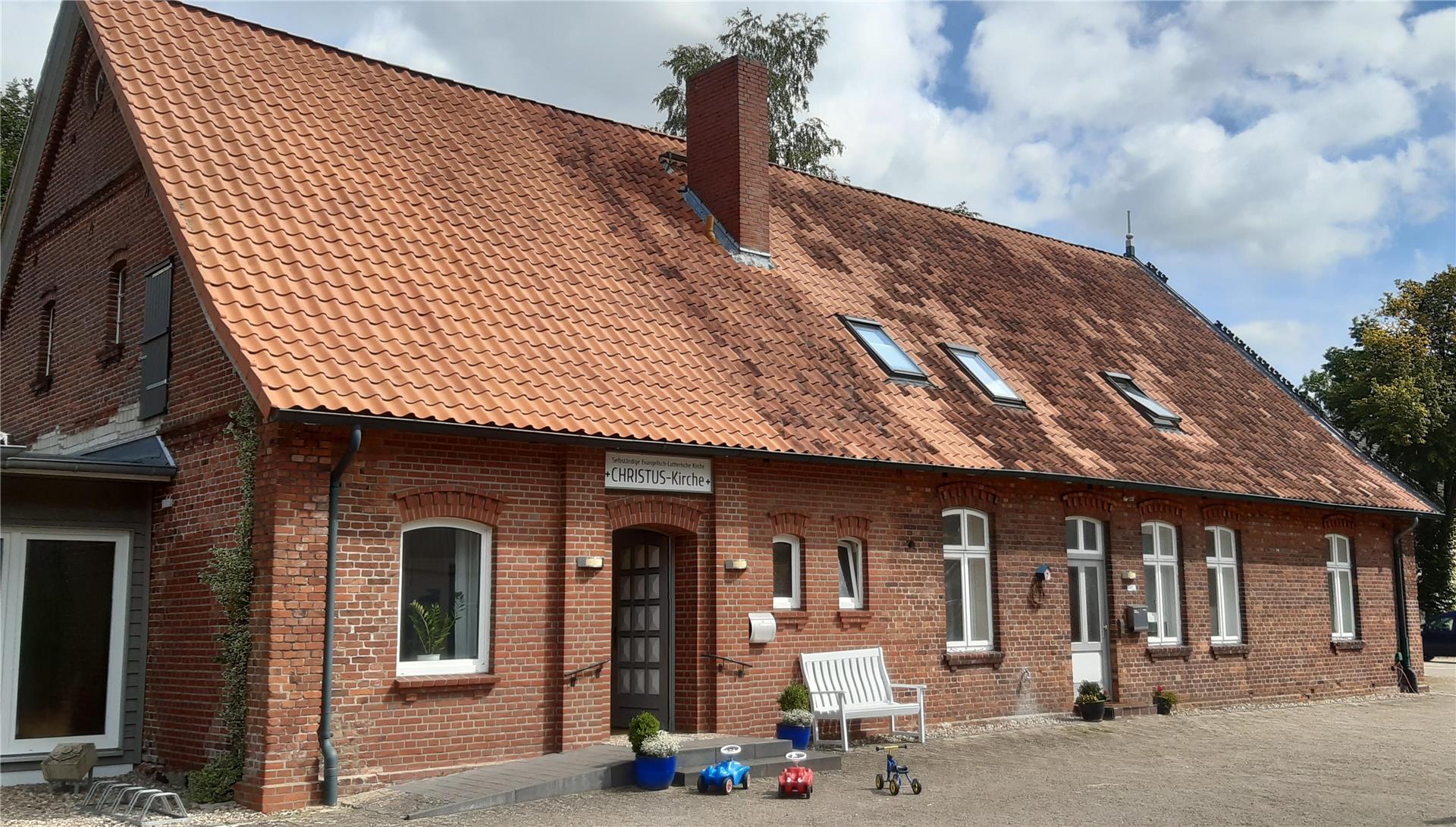 Ein altes Backsteinhaus.
