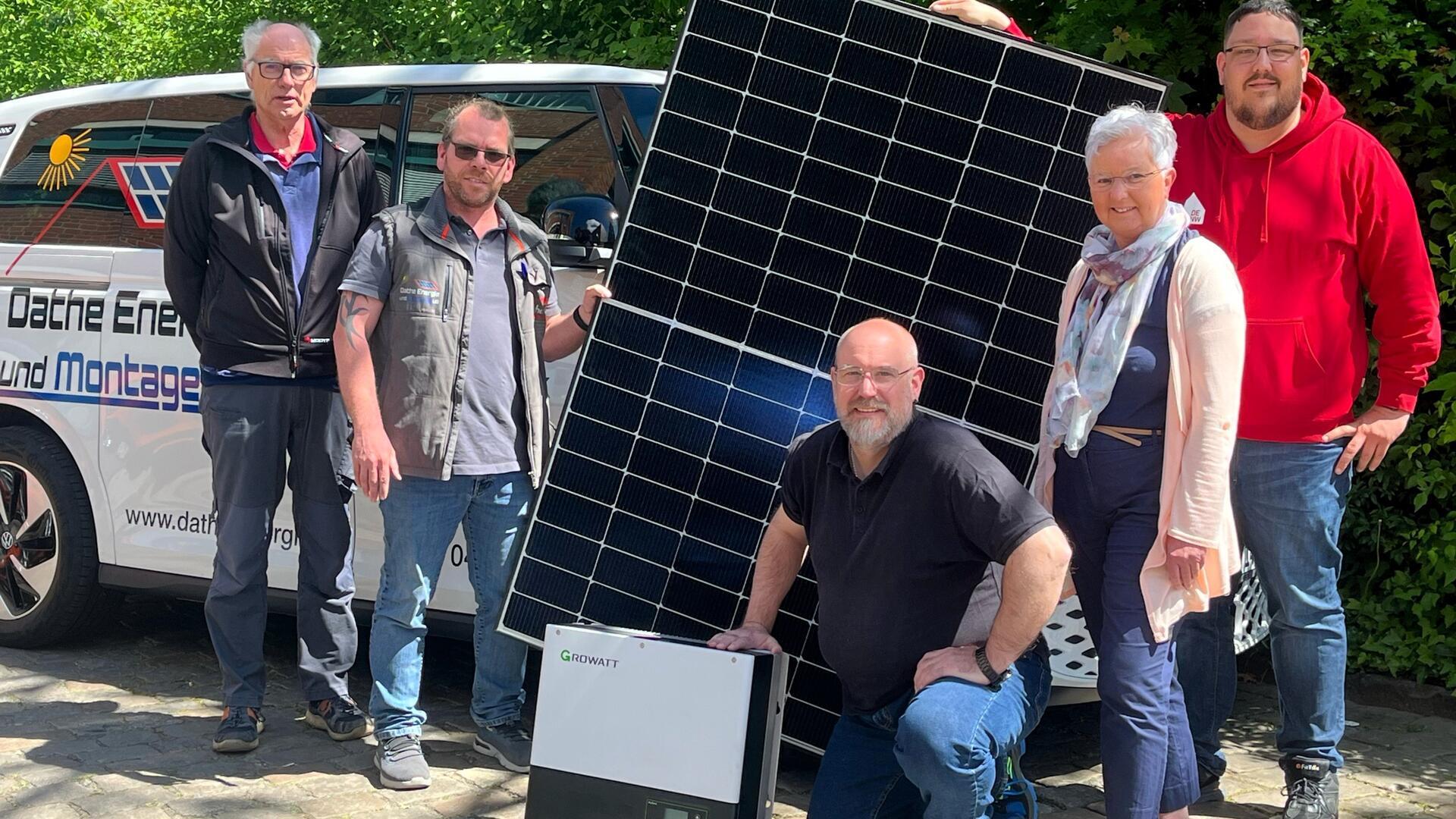 Auf dem Bild zu sehen sind Elektro-Obermeister Burkhard Behrmann, Michael Ligat von der Firma Dathe & Co., Ausbilder Marco Raßmann, Geschäftsführerin Imke Lathwesen und Matthias Mitzinger von der DEG eG.