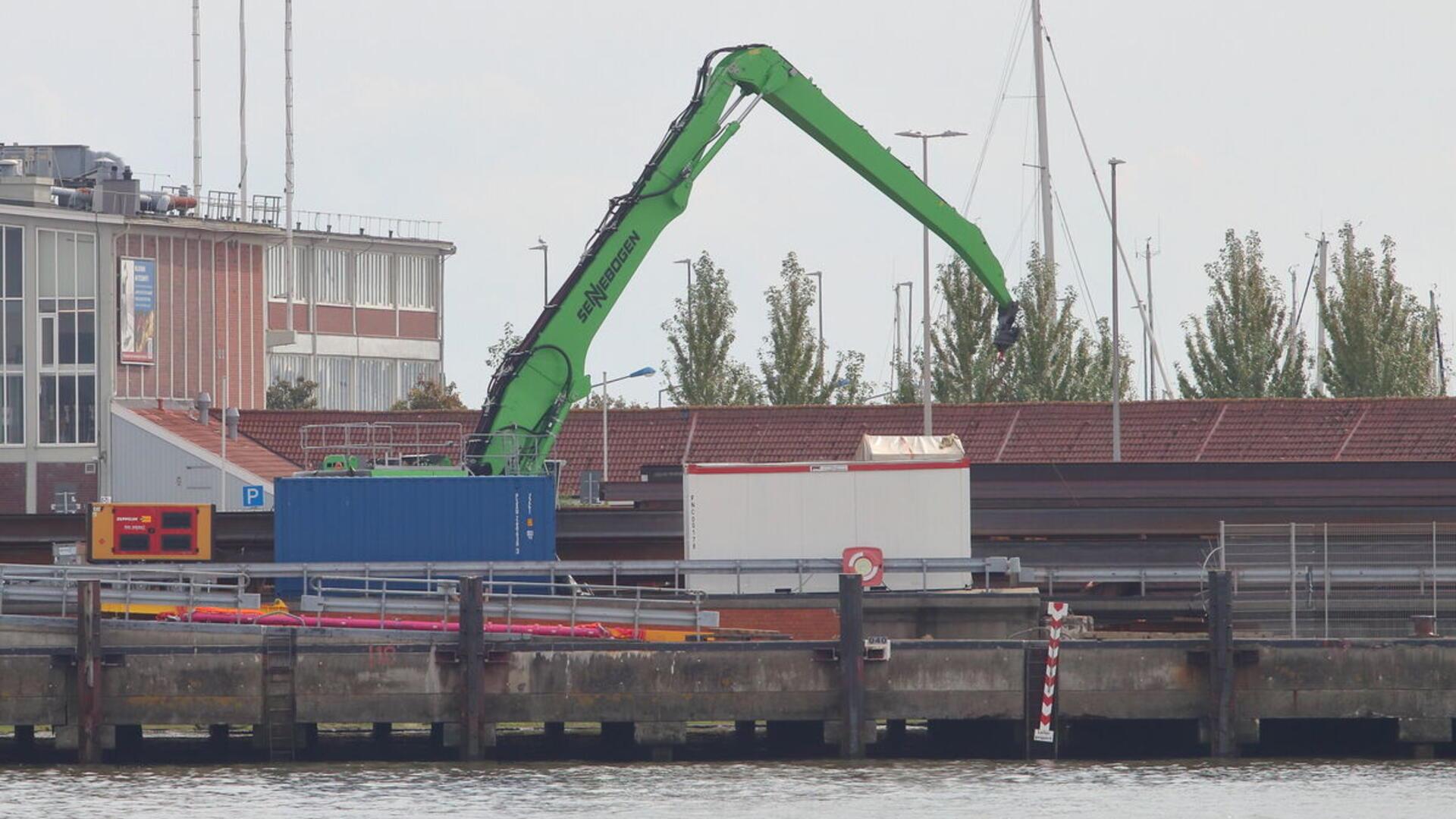 Auf dem Cuxhavener Lübbertkai ist es am Montag bei Kranarbeiten zu einem tödlichen Unfall gekommen.