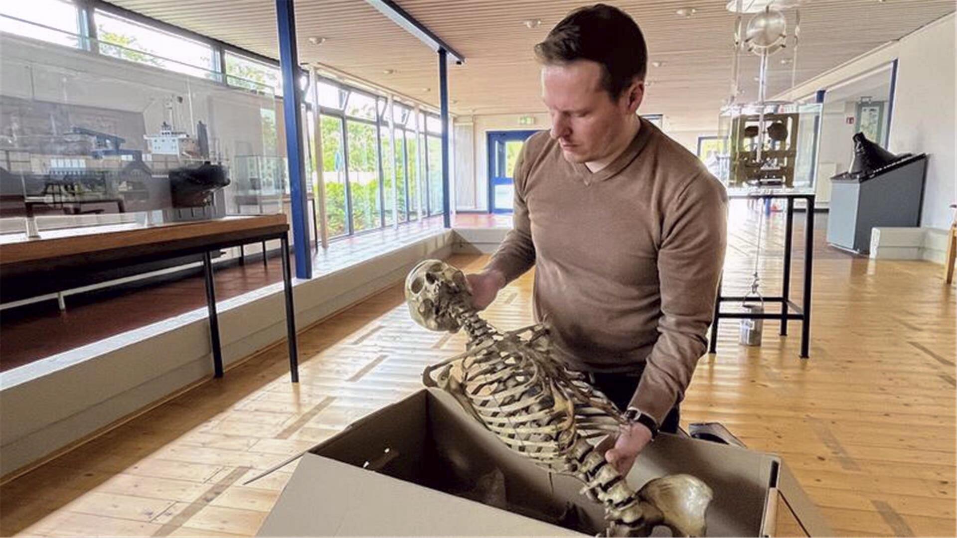 Auf dem Dachboden der Alten Seefahrtschule entdeckt: Dr. Sebastian Ipach bettet das Skelett einer jungen Frau aus dem 19. Jahrhundert im Ausstellungsraum des Hauses der Maritimen Landschaft in einen Karton.
