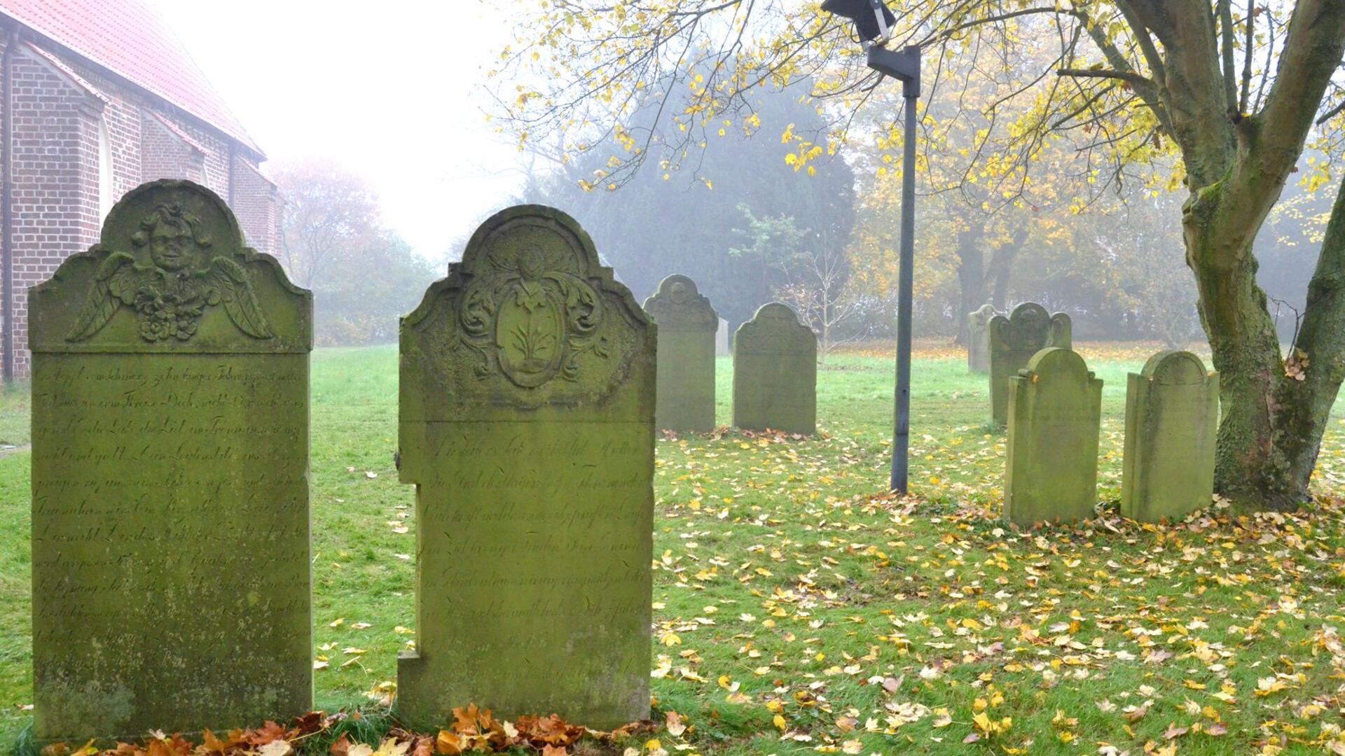 Auf dem Friedhof in Loxstedt gibt es zum Teil sehr alte Grabmale. Die Friedhofskappelt soll jetzt zu einem Kulturort werden.