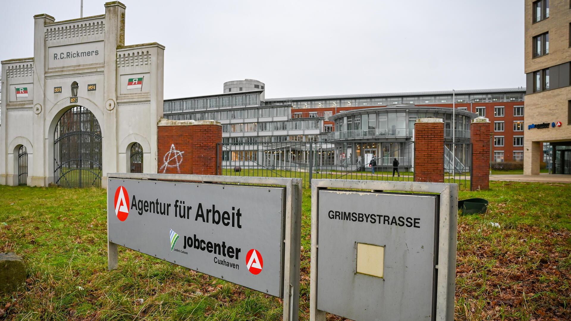 Welcher Job passt zu mir? Berufsberatung kann helfen, das Richtige zu finden Außenaufnahme der Arbeitsagentur in Bremerhaven mit Hinweisschild.