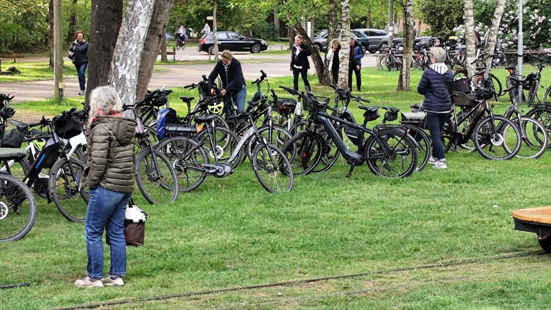 Öffentlicher Platz, viel Rasen, ein paar Menschen und Fahrräder. Auf dem Gelände der Moorbahn werden die erfolgreichsten Radelnden geehrt.