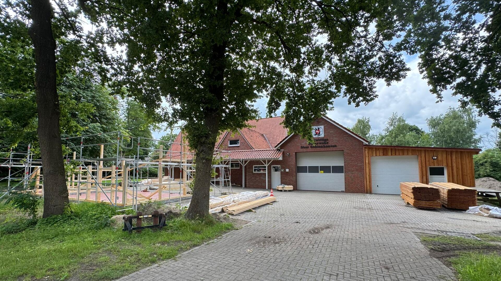 Auf dem Grundstück des Dorfgemeinschafts- und Feuerwehrhauses in Ober Ochtenhausen bauen die Bürger derzeit in Eigenleistung eine Remise (links). Erst kürzlich war eine neue Garage für den Mannschaftstransportwagen der Jugendfeuerwehr fertiggestellt worden (rechts im Bild).