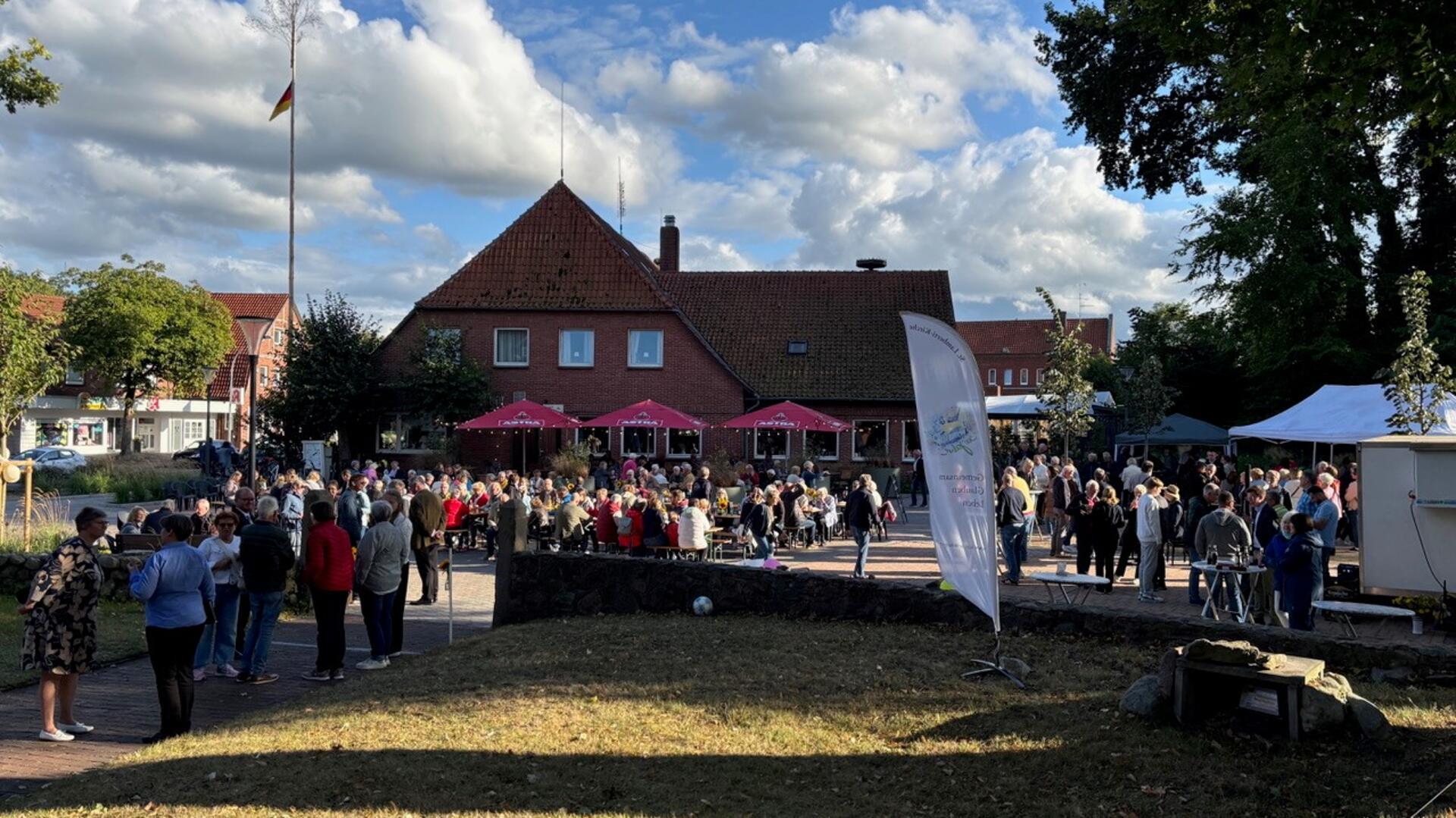 Auf dem Kirchenvorplatz wurde das 300-jährige Bestehen der Kirchengemeinde am Sonntag gefeiert.
