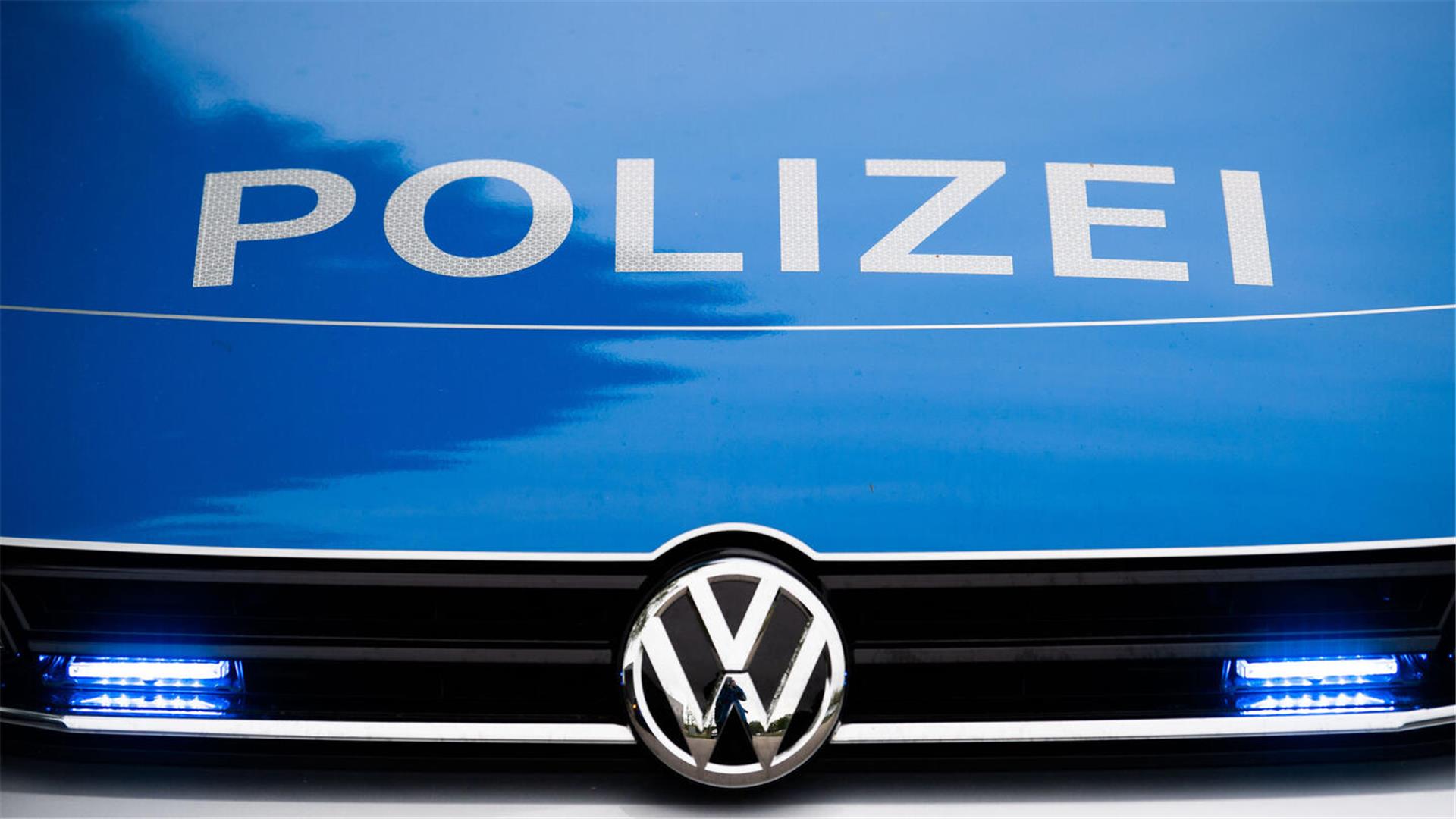 Schriftzug "Polizei" auf der Motorhaube eines Polizeifahrzeugs. Die Polizei Bremerhaven ermittelt nach einer Fahrerflucht.