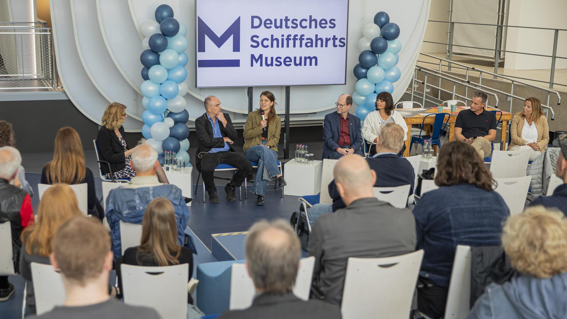 Auf dem Podium diskutierten (von links) Miriam Hollstein (Chefreporterin, Stern), Jens Michael Priess (Skuld), Hannah Gerlach (Seefahrerin), Matthias Ristau (Deutsche Seemannsmission), Scarlett Kleine-Kampmann (Hafenärztin), Markus Wichmann (ITF/ver.di) und Wiebke Petersen (Verband Deutscher Reeder). 