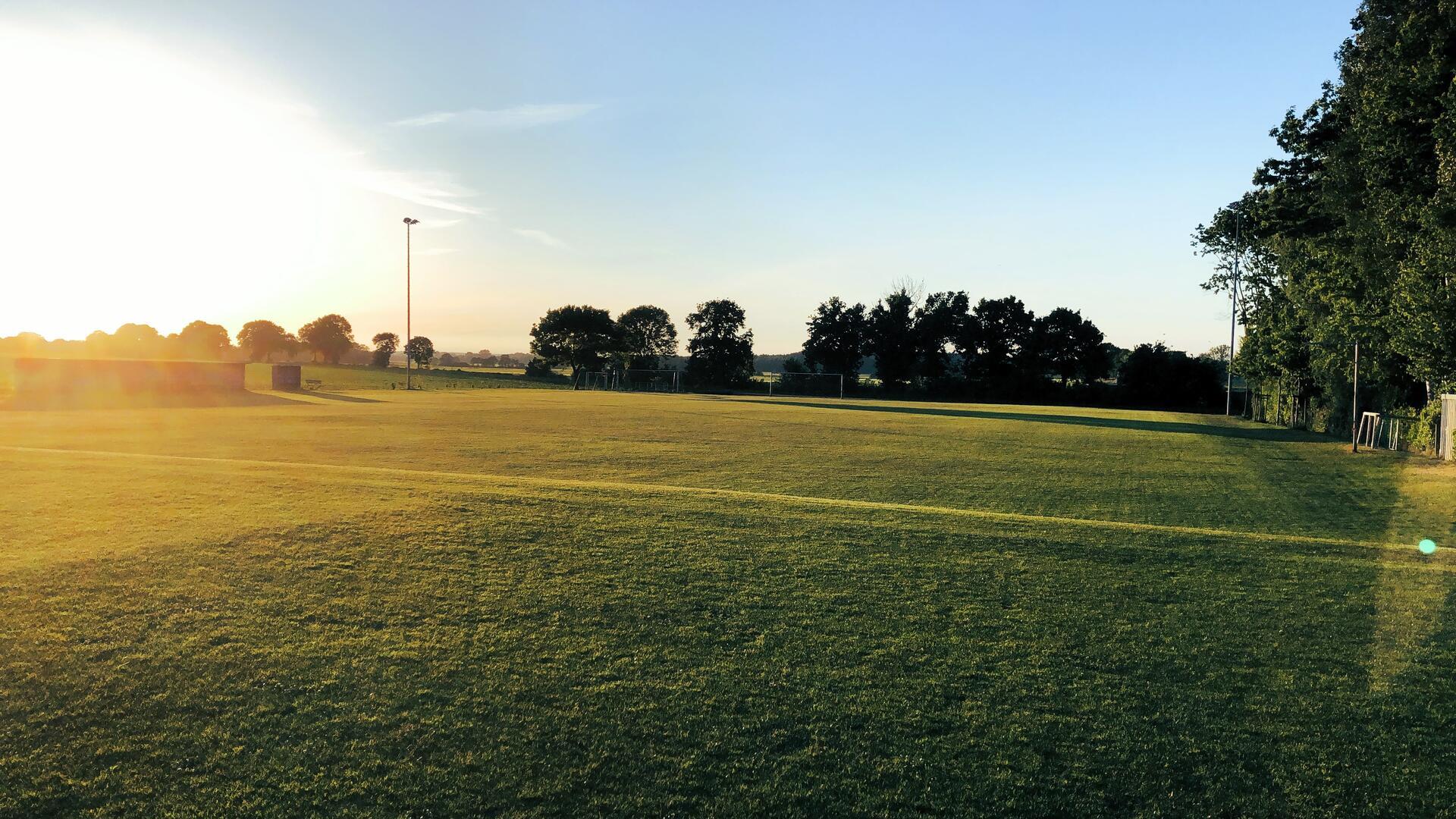 Auf dem Sportplatz in Blickrichtung Rockstedt. Hinter den Flutlichtmasten sollen acht Windkraftanlagen gebaut werden