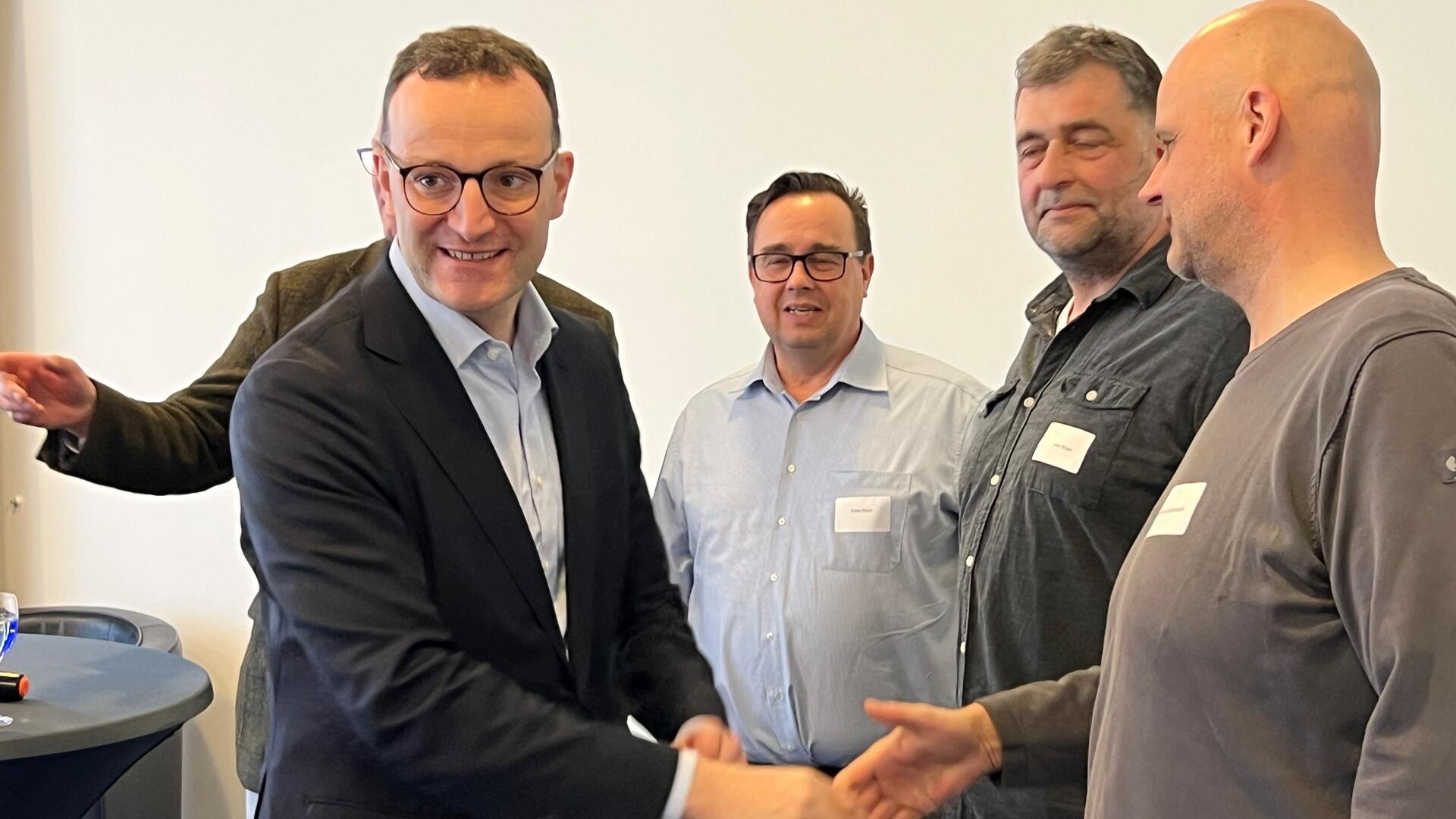 Auf dem Sprung: Ex-Minister Jens Spahn (CDU) verabschiedet sich von den Gesprächsteilnehmern zum Thema Bioenergie. 