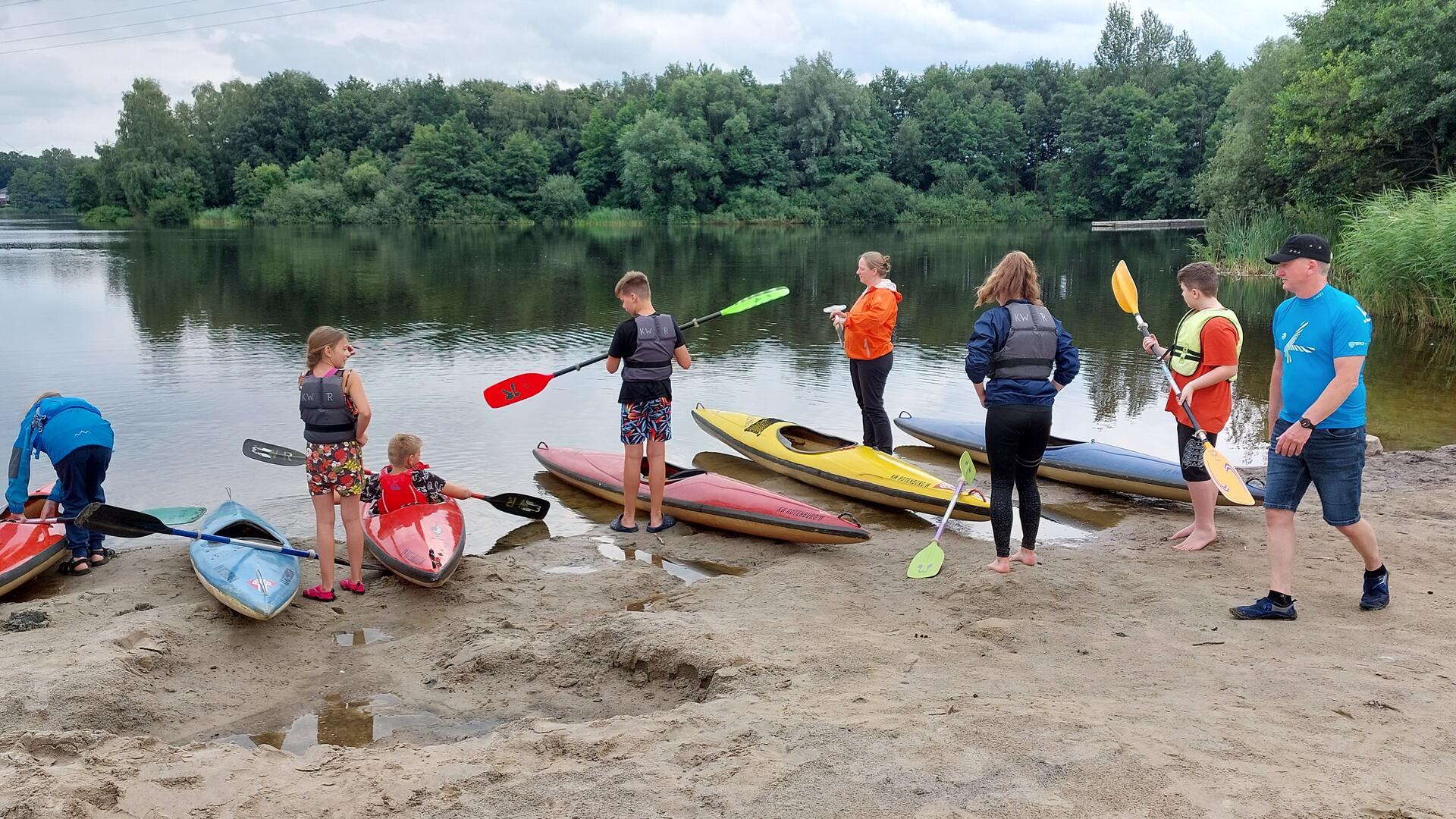 Auf dem Weichelsee ist Kayakfahren unabhängig von Pegelständen möglich, und mit dem Nachwuchs und Neulingen geht es ohnehin erstmal auf den See statt auf einen schmalen Fluss.