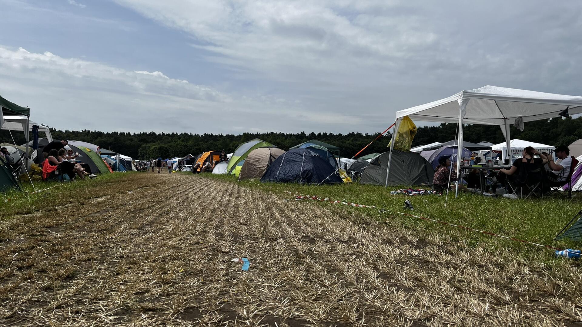Zelt-Rivalen: Glamping-Luxus gegen Camping-Romantik beim Hurricane Festival Ein Zeltplatz auf dem Hurricane Festival.