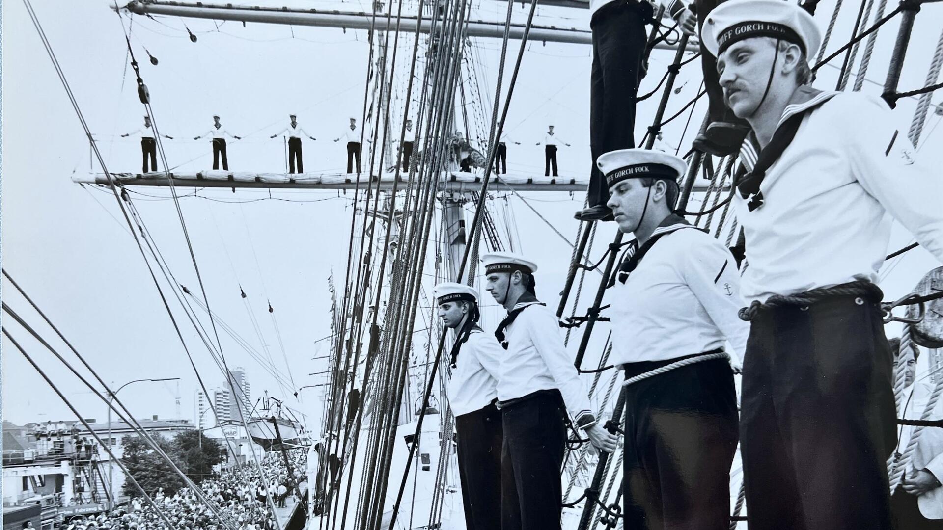 Bei der ersten Sail 1986 standen Besatzungsmitglieder der „Gorch Fock“ beim Anlegen auf den Rahen. 